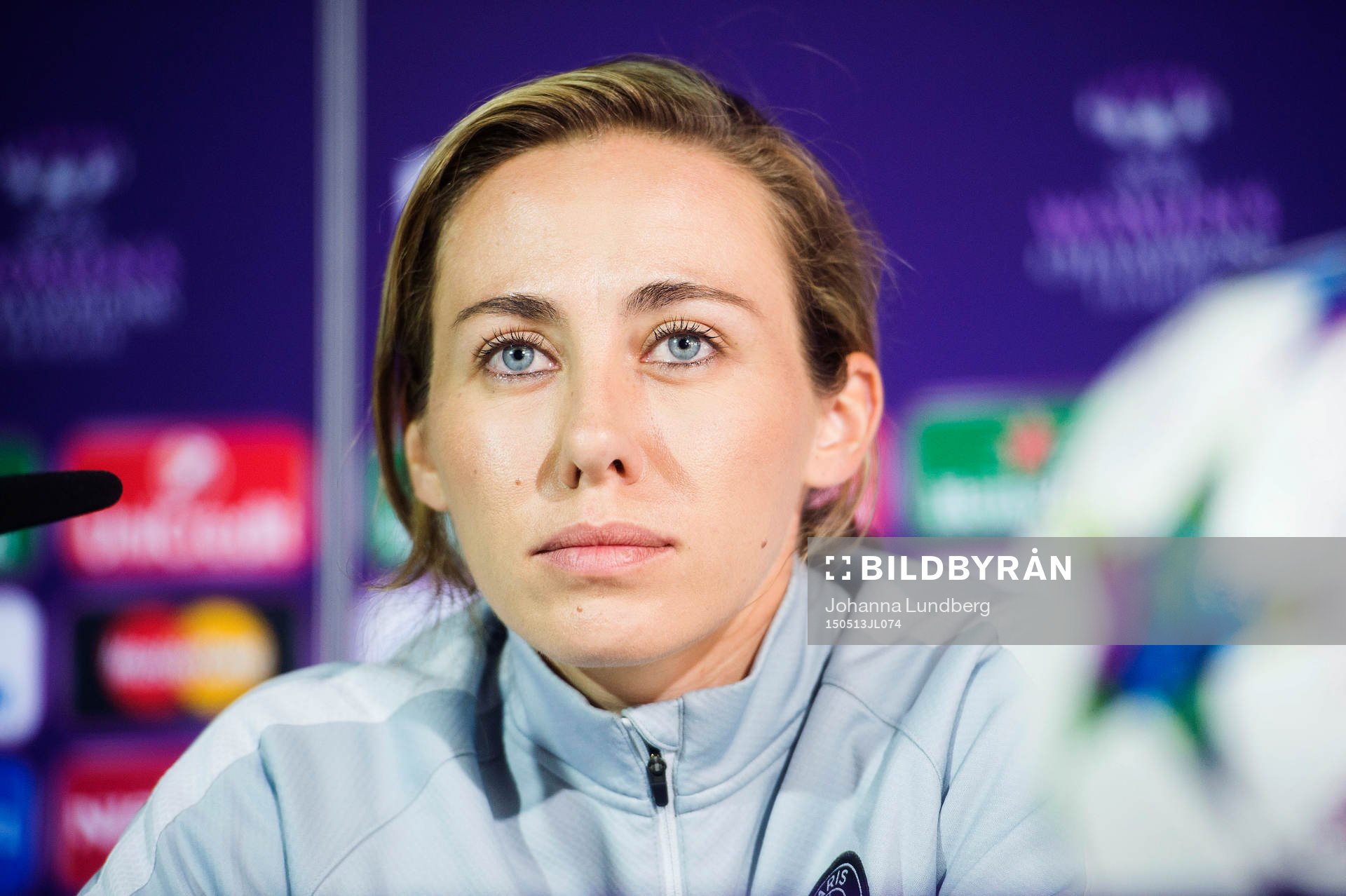 s Sabrina Delannoy deltar i en presskonferens