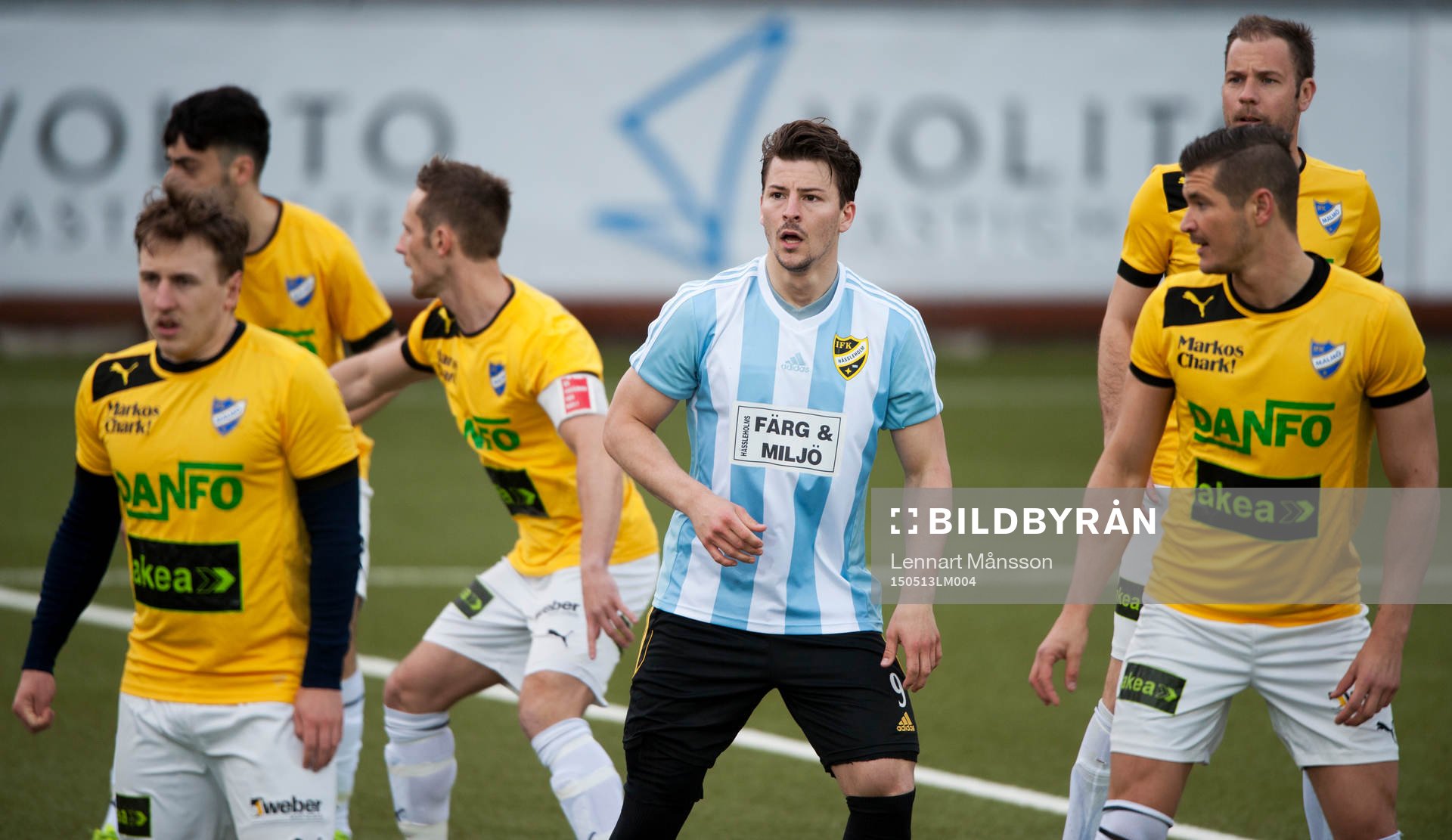 IFK Hässleholms Martin Tsilfidis omgiven av fem IFK