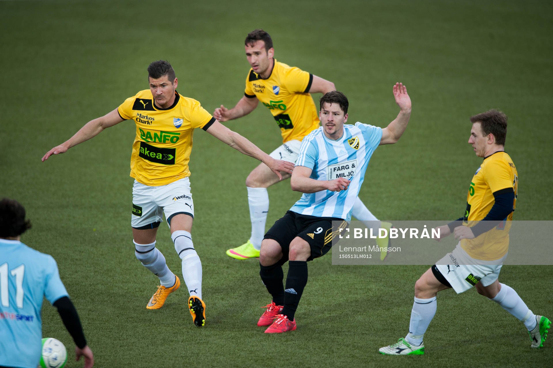 IFK Hässleholms Martin Tsilfidis omgiven av tre
