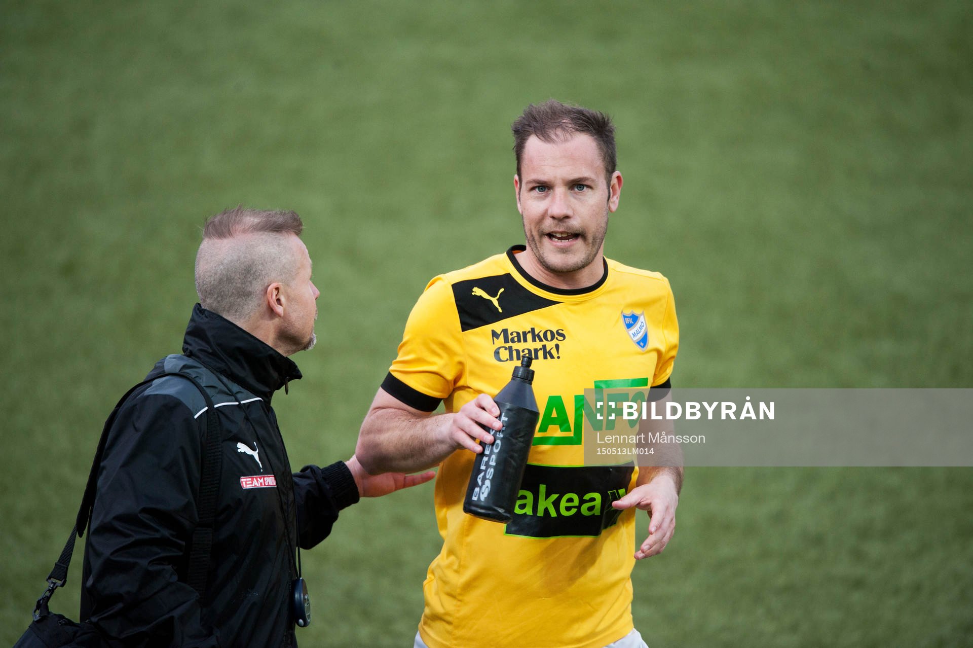 Vattenpåfyllning i matchen i division 2 mellan IFK Malmö