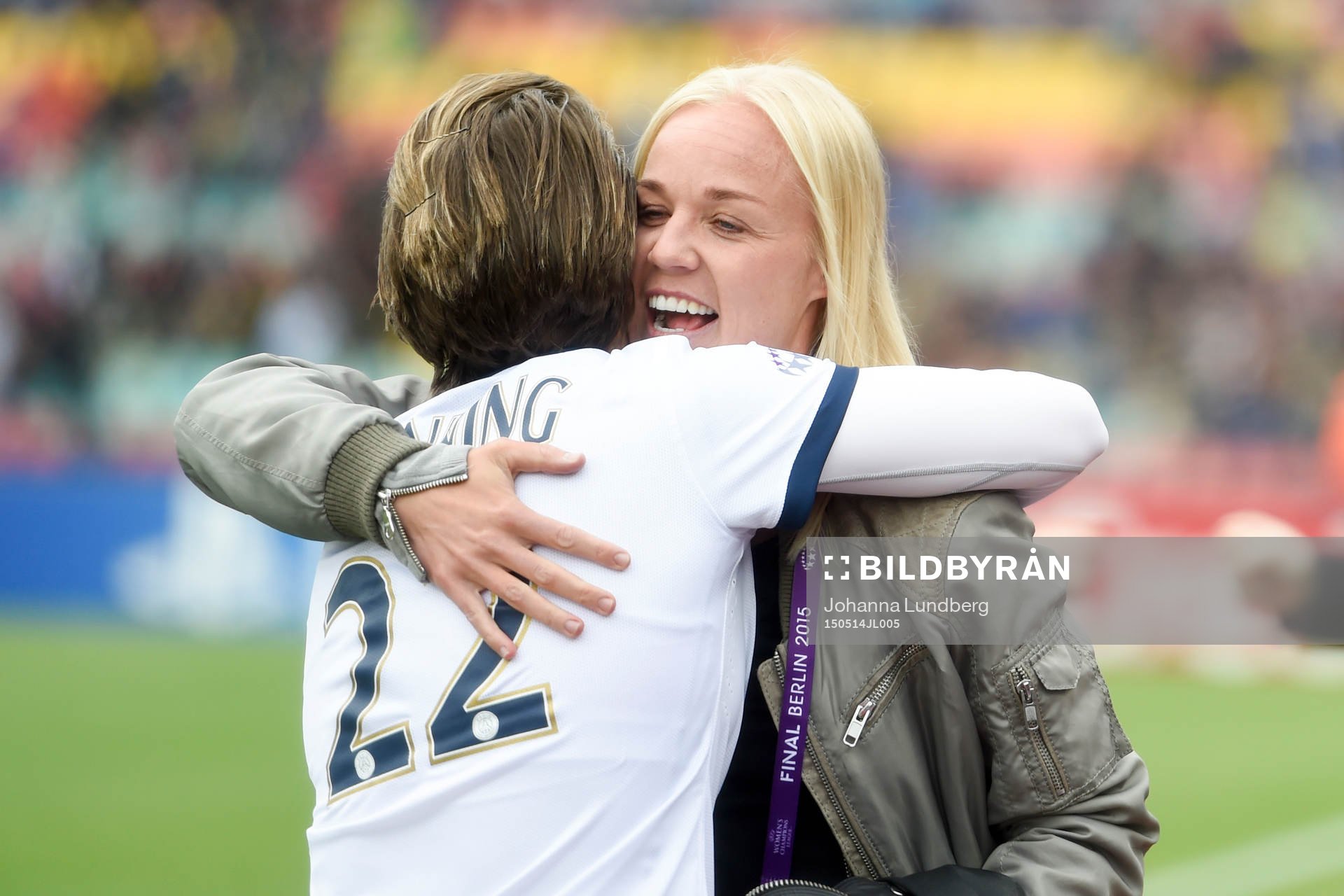 s Josephine Henning kramar om Caroline Seger innan finalen