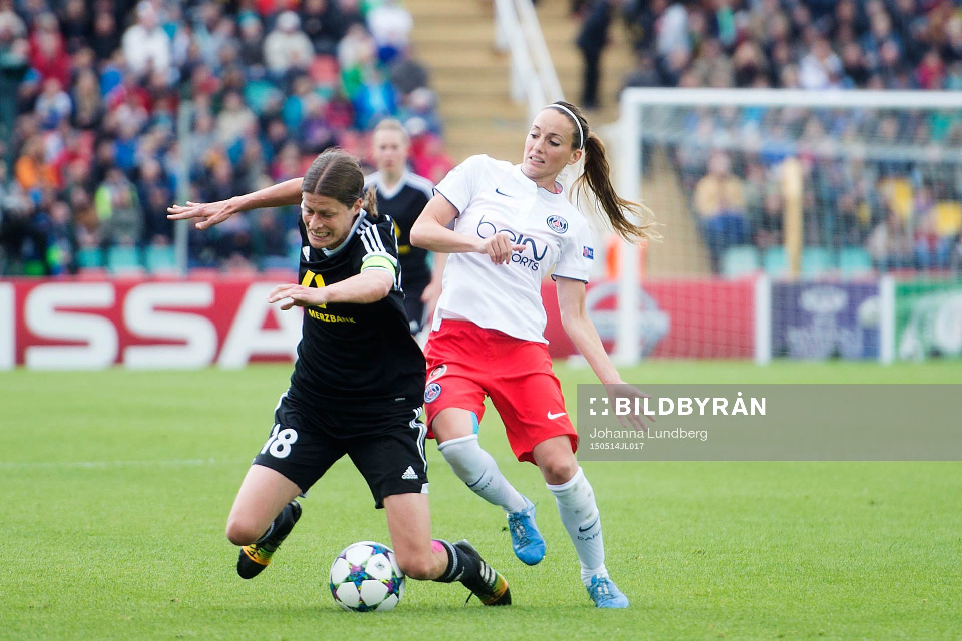 Frankfurts Kerstin Garefrekes och PSG:s Kosovare Asllani  under finalen i damernas Champions League mellan Frankfurt och PSG den 14 maj 2015 i Berlin.