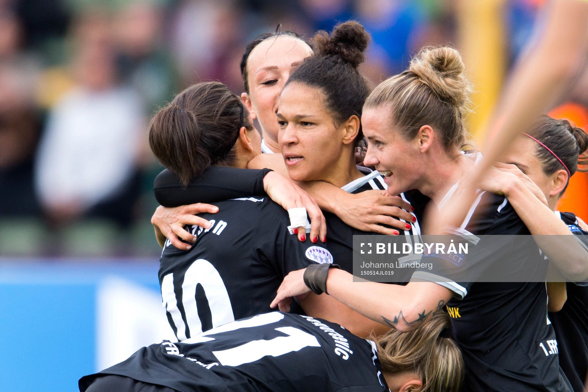 Frankfurts Celia Sasic firar med sina lagkamrater