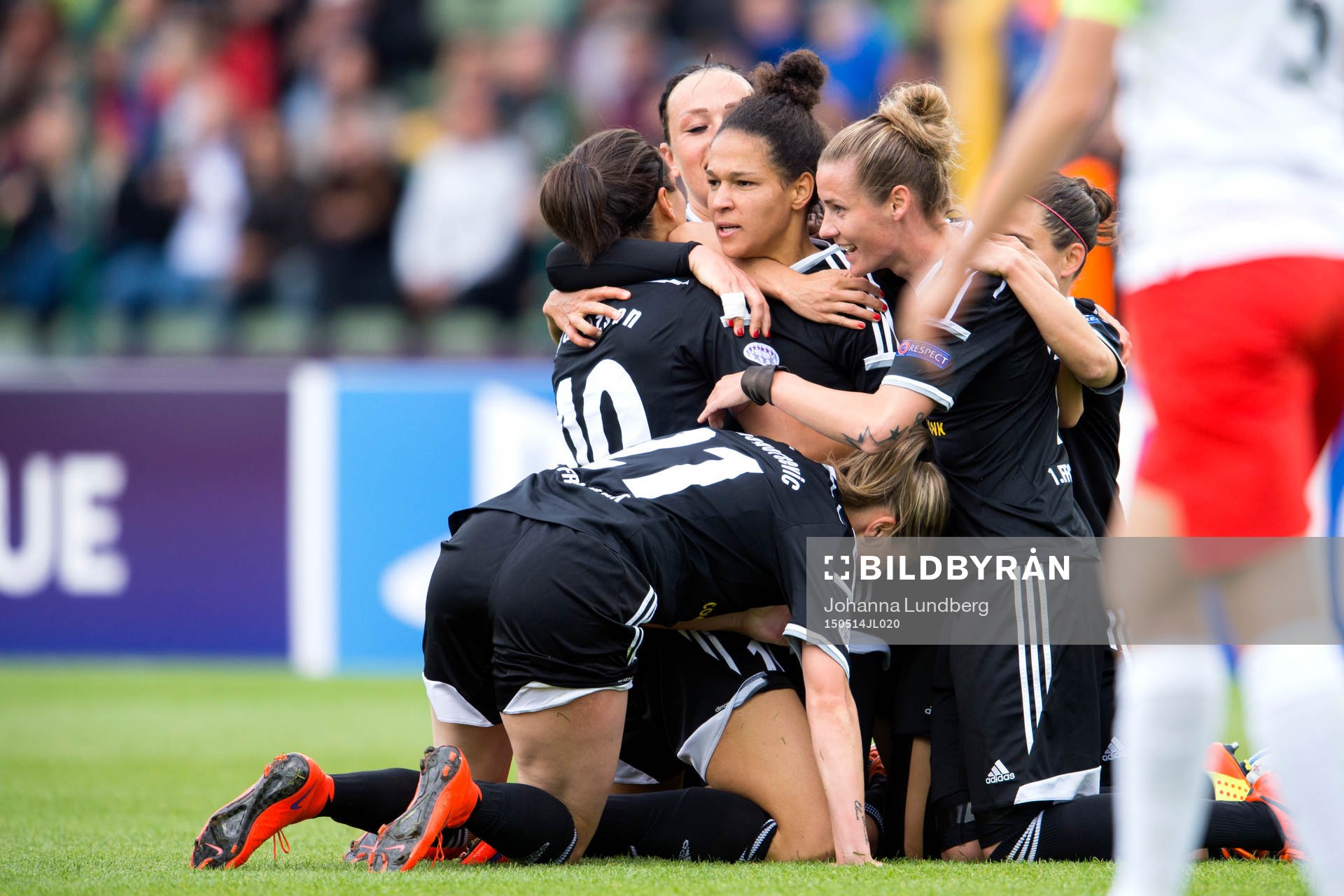 Frankfurts Celia Sasic firar med sina lagkamrater