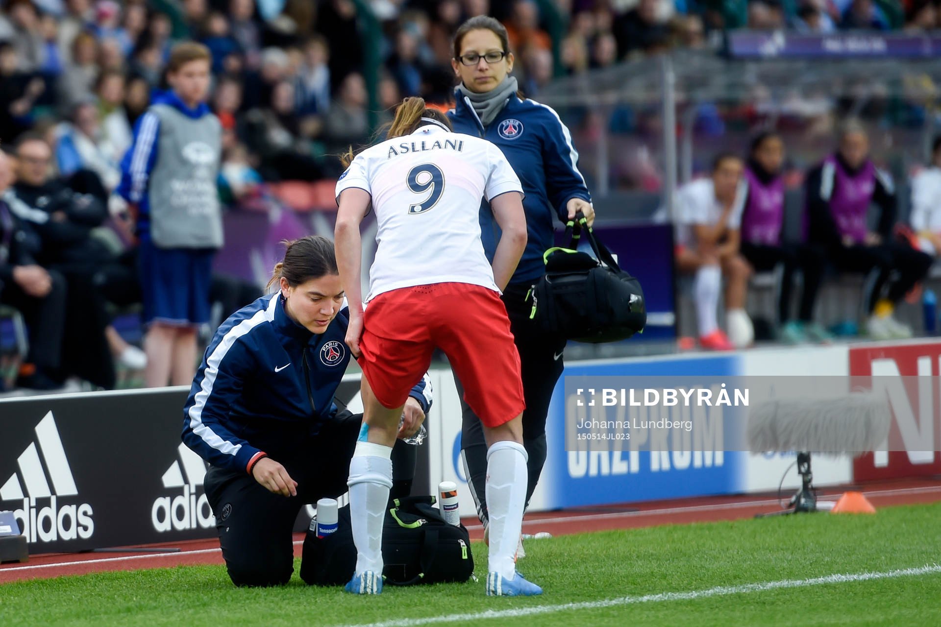 PSG:s Kosovare Asllani får sitt knä tejpat under finalen i damernas Champions League mellan Frankfurt och PSG den 14 maj 2015 i Berlin.
