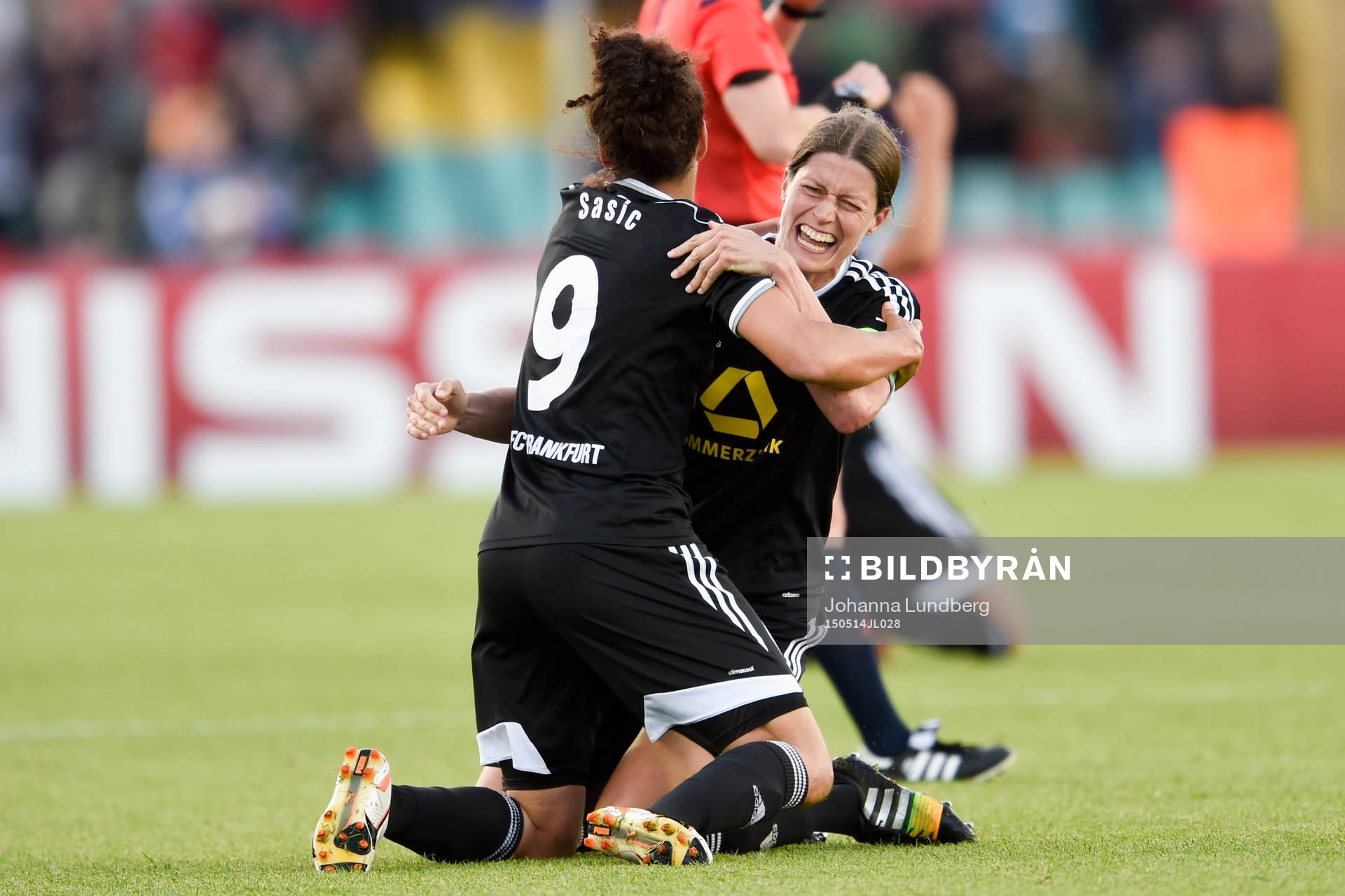 Frankfurts Celia Sasic och Kerstin Garefrekes jublar