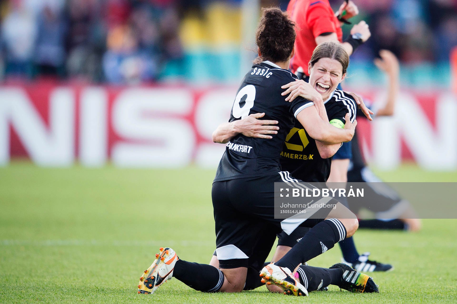 Frankfurts Celia Sasic och Kerstin Garefrekes jublar