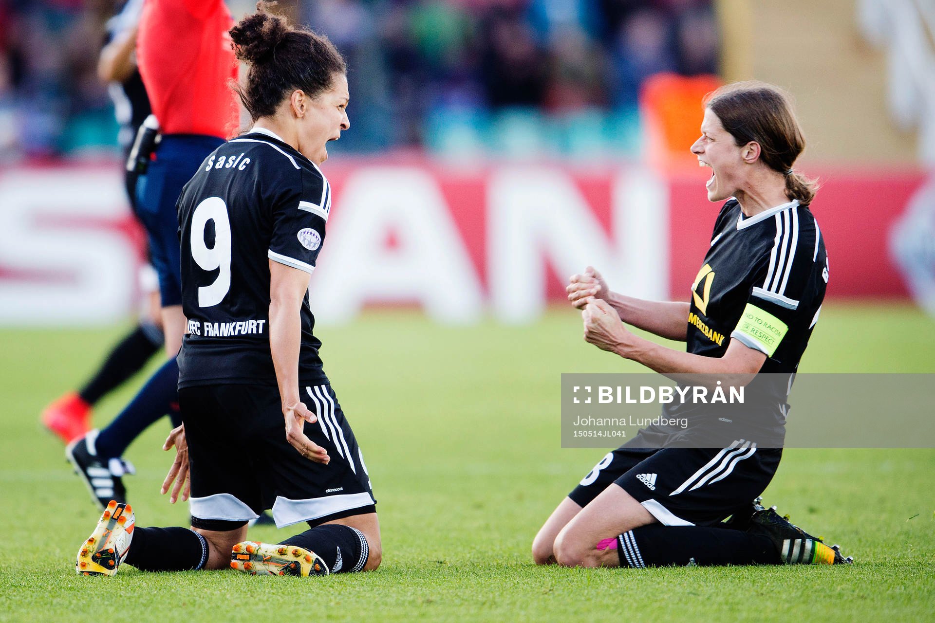 Frankfurts Celia Sasic och Kerstin Garefrekes jublar under finalen i damernas Champions League mellan Frankfurt och PSG den 14 maj 2015 i Berlin.