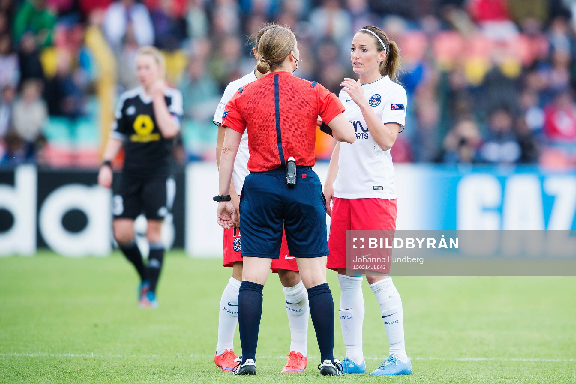 s Kosovare Asllani i diskussion med domare Esther Staubli