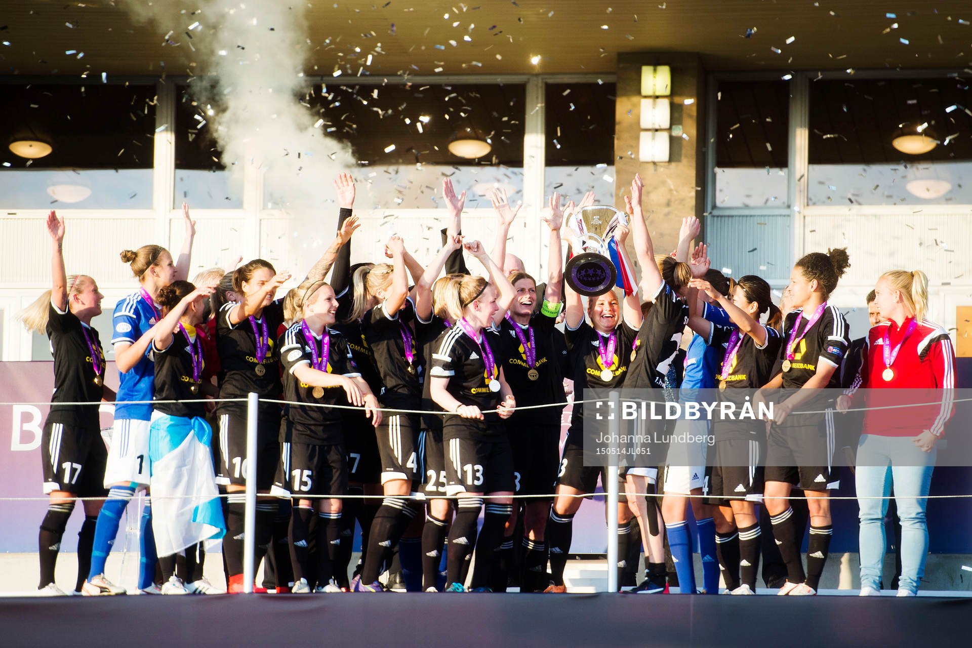 Frankfurts spelare jublar när dom lyfter pokalen efter  finalen i damernas Champions League mellan Frankfurt och PSG den 14 maj 2015 i Berlin.