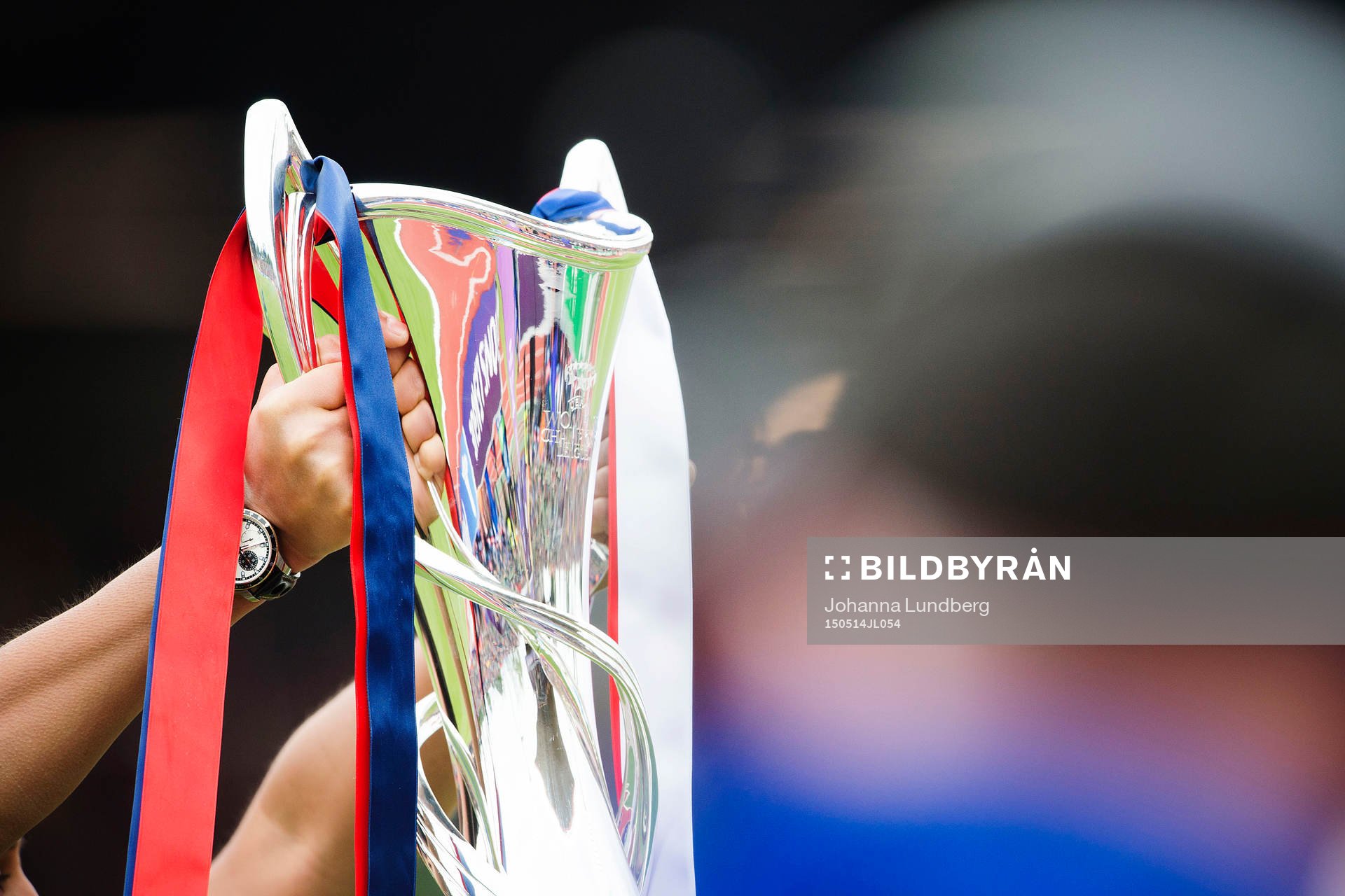 Champions League pokalen hålls upp innan  finalen i