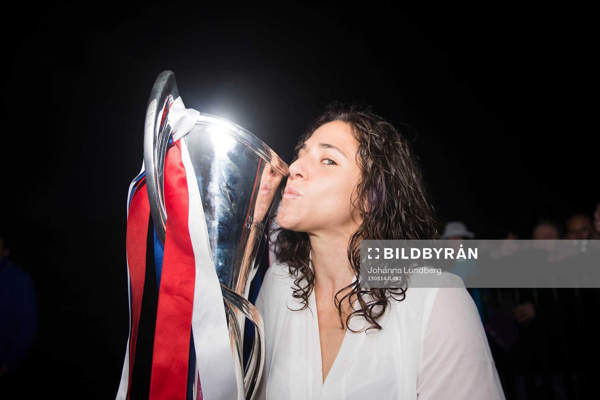 Frankfurts Veronica Boquete kysser pokalen efter finalen i damernas Champions League mellan Frankfurt och PSG den 14 maj 2015 i Berlin.