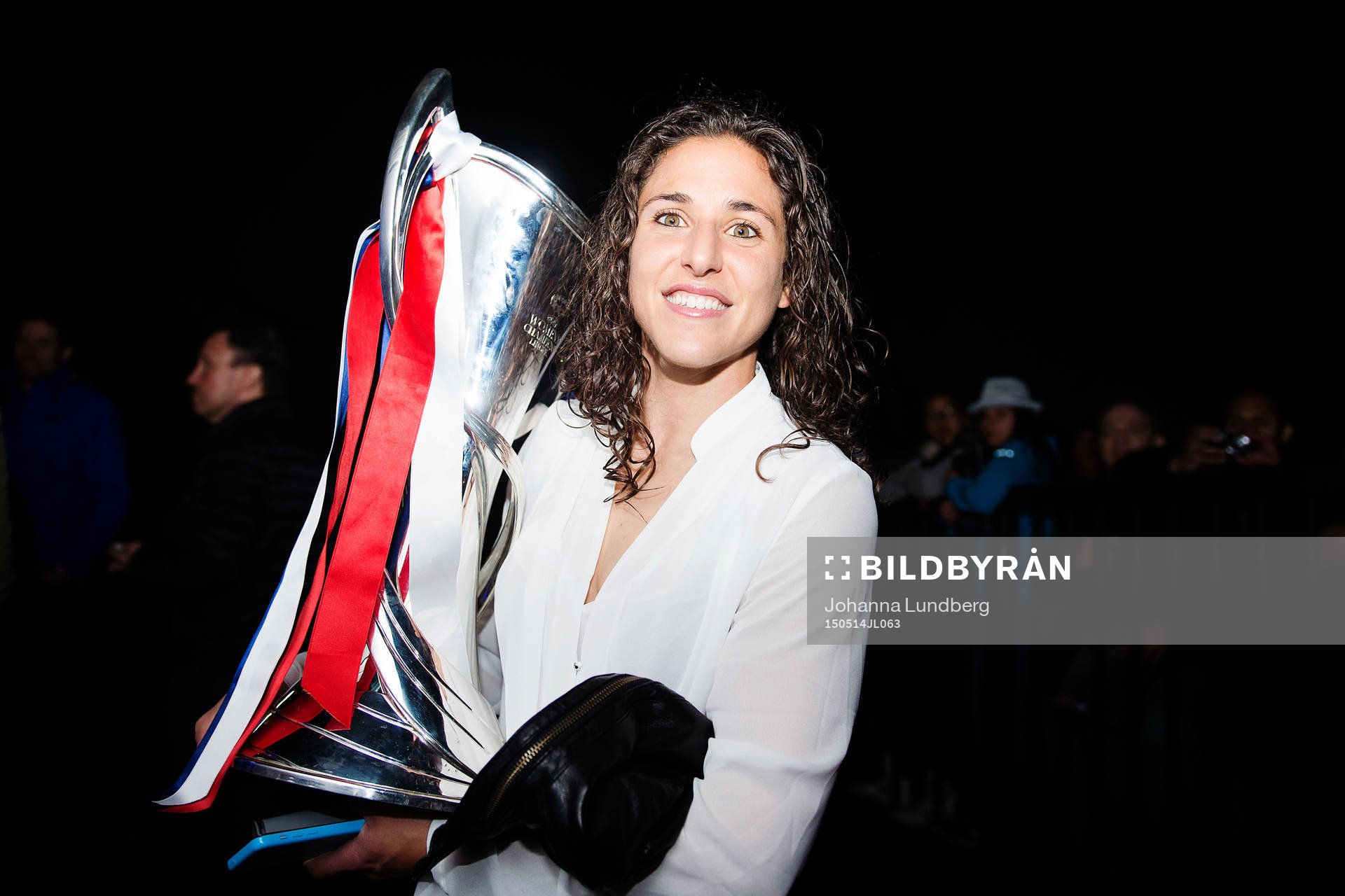 Frankfurts Veronica Boquete med pokalen efter finalen i damernas Champions League mellan Frankfurt och PSG den 14 maj 2015 i Berlin.