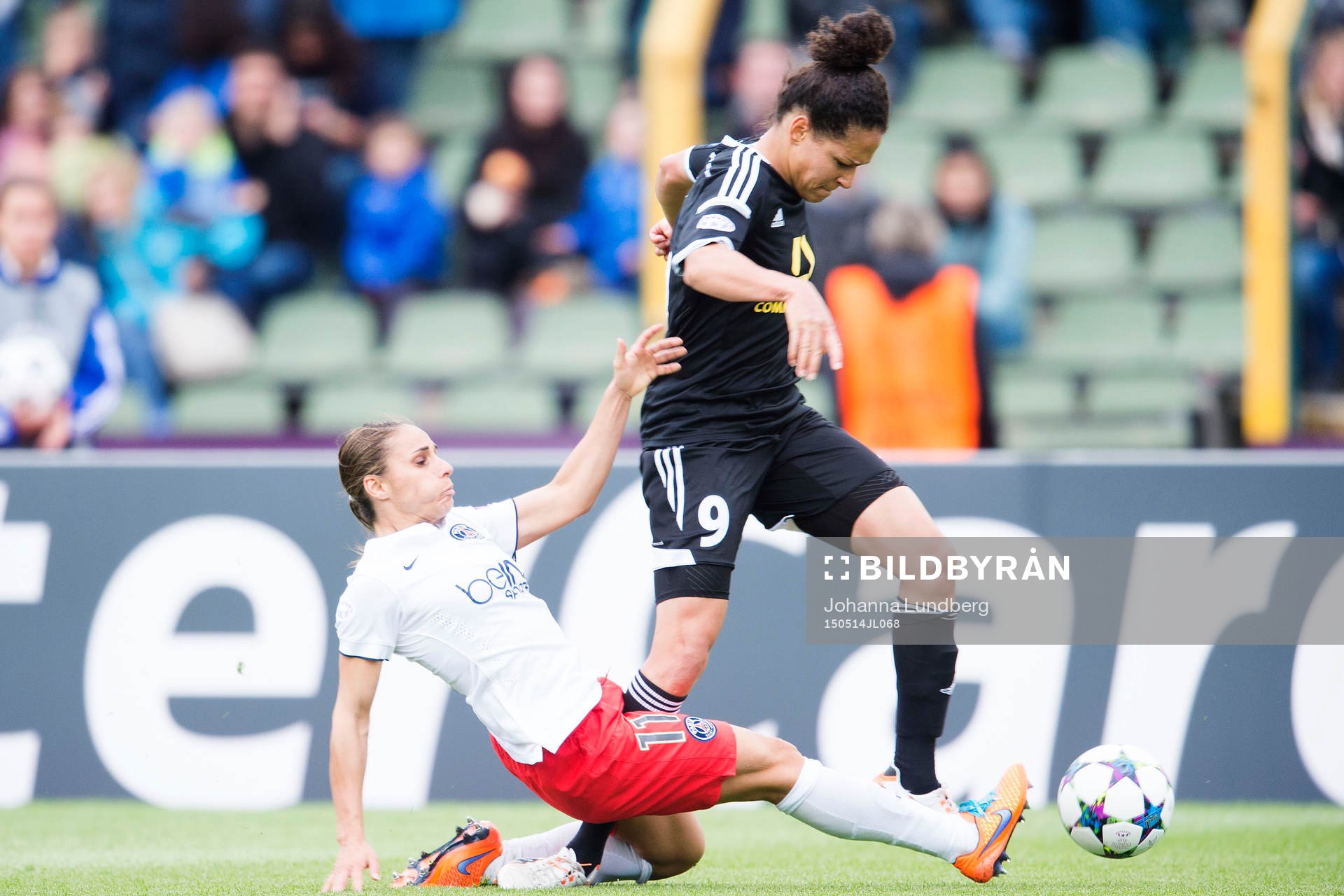 PSG:s Jessica Houara d’Hommeaux och Frankfurts Celia Sasic under finalen i damernas Champions League mellan Frankfurt och PSG den 14 maj 2015 i Berlin.