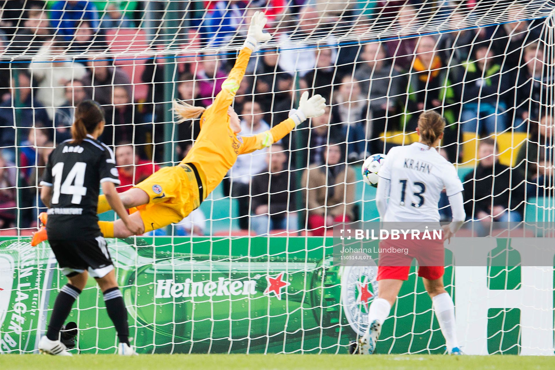 s målvakt Katarzyna Kiedrzynek släpper in 1-2