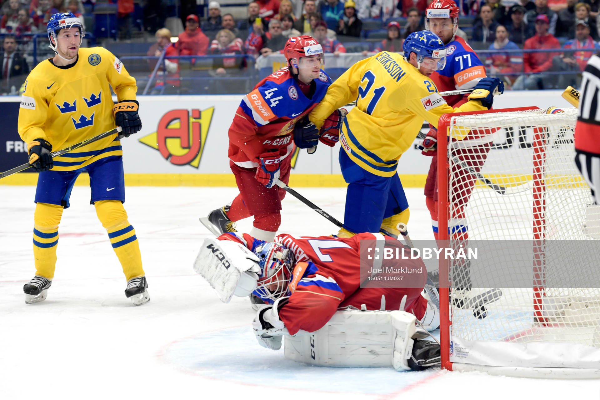 Sveriges Filip Forsberg och Loui Eriksson ser 2-3 pucken