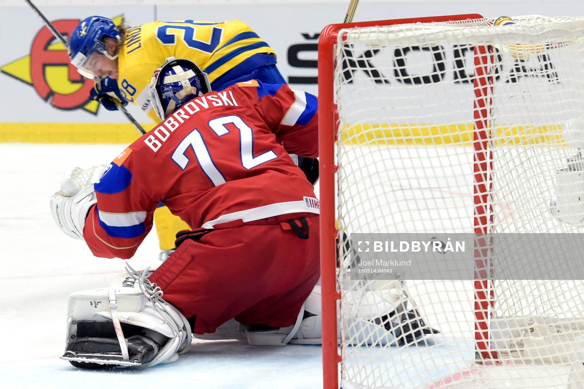 Pucken går i stolpen bakom Rysslands målvakt Sergei