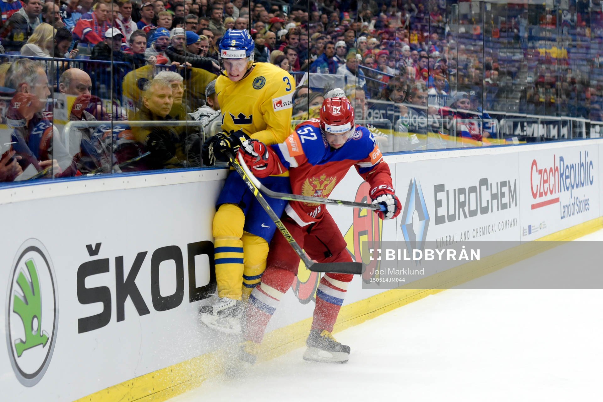 Sveriges John Klingberg tacklas av Sergei Shirokov