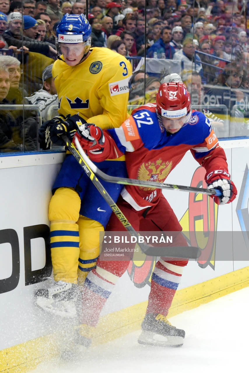 Sveriges John Klingberg tacklas av Sergei Shirokov