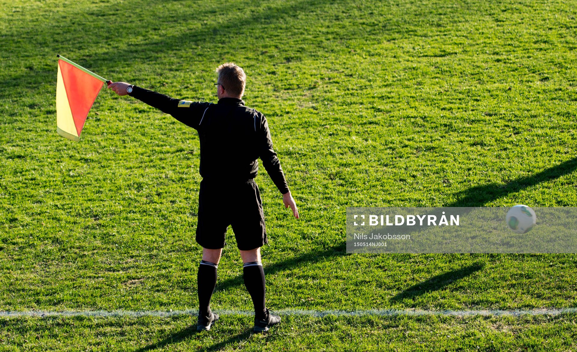 En assisterande domare under fotbollsmatchen i division fyra mellan Kovland och Matfors den 14 maj 2015 i Kovland.