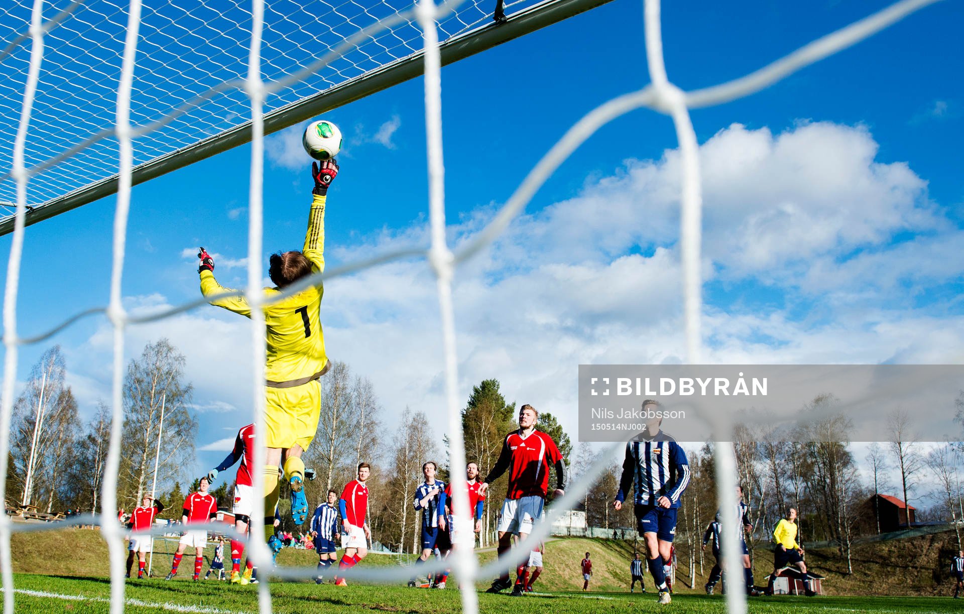 Kovlands Fredrik Olsson ser bollen gå mot Matfors målvakt Jonas Dunberg under fotbollsmatchen i division fyra mellan Kovland och Matfors den 14 maj 2015 i Kovland.