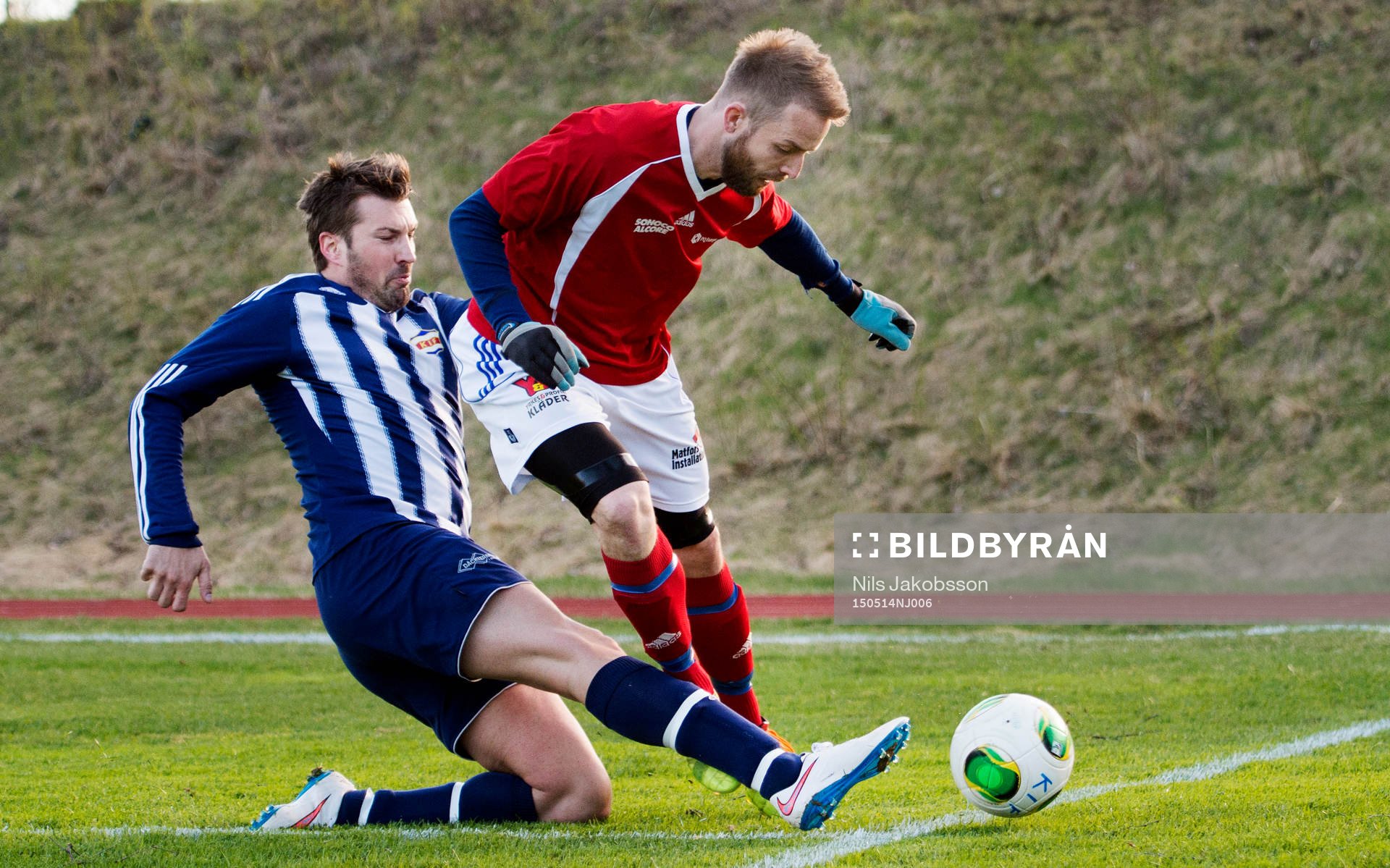 Kovlands Tobias Lundström glidtacklar under fotbollsmatchen i division fyra mellan Kovland och Matfors den 14 maj 2015 i Kovland.