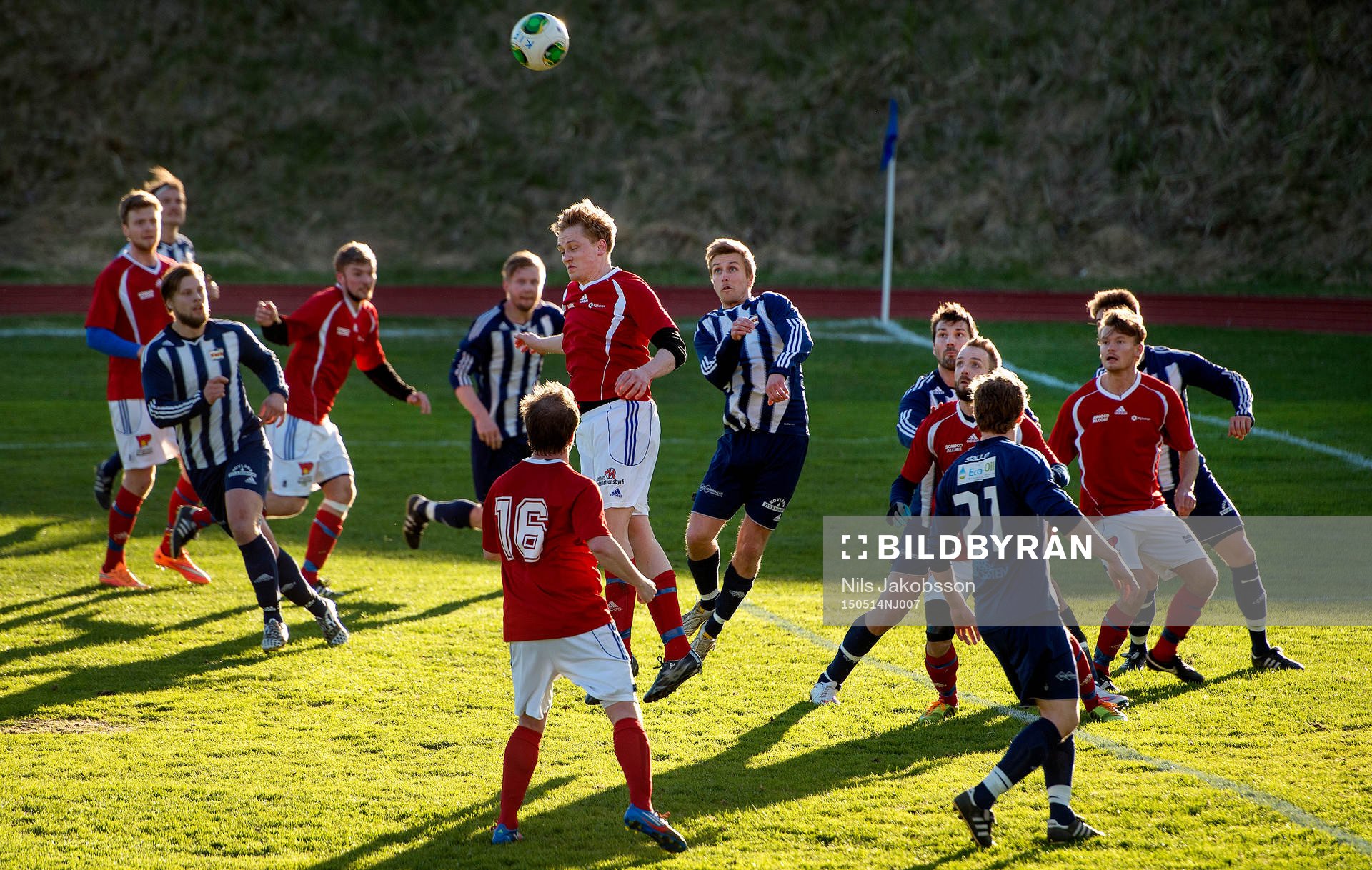 Kovlands Fredrik Olsson går upp för att nicka under fotbollsmatchen i division fyra mellan Kovland och Matfors den 14 maj 2015 i Kovland.