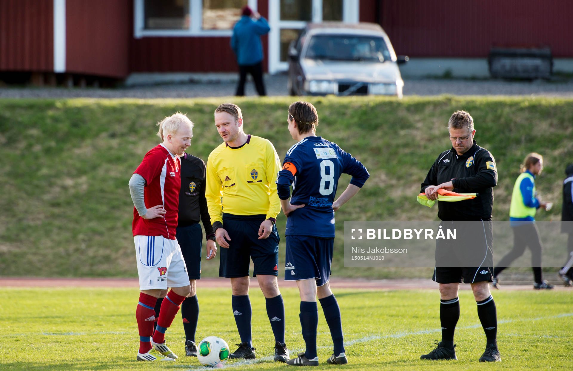 Matchens domare Jan Boström singlar slant med Matfors Johan Bergström och Kovlands Sebastian Åhsen inför fotbollsmatchen i division fyra mellan Kovland och Matfors den 14 maj 2015 i Kovland.
