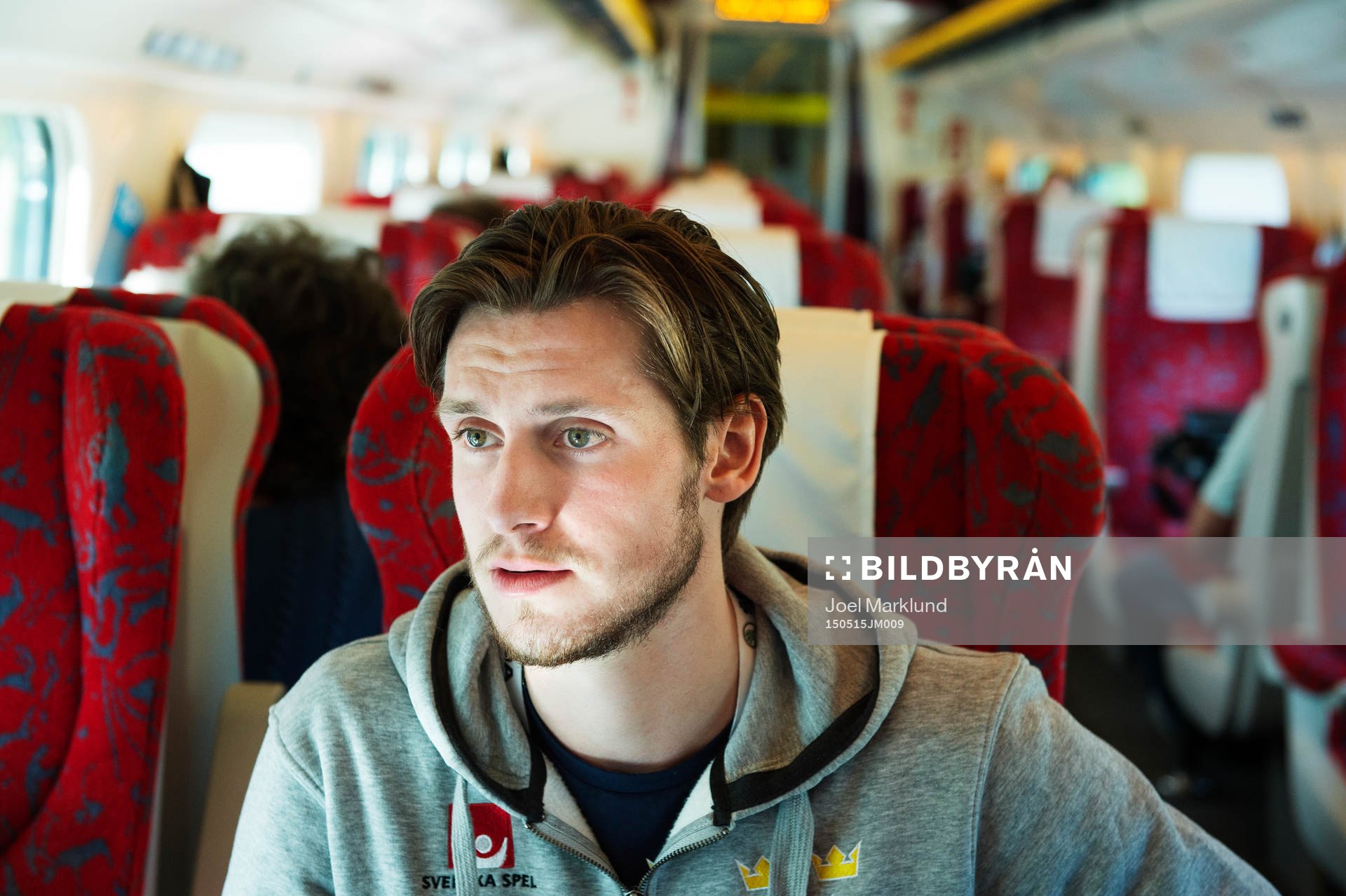 Oliver Ekman Larsson sitter på ett tåg när Sveriges