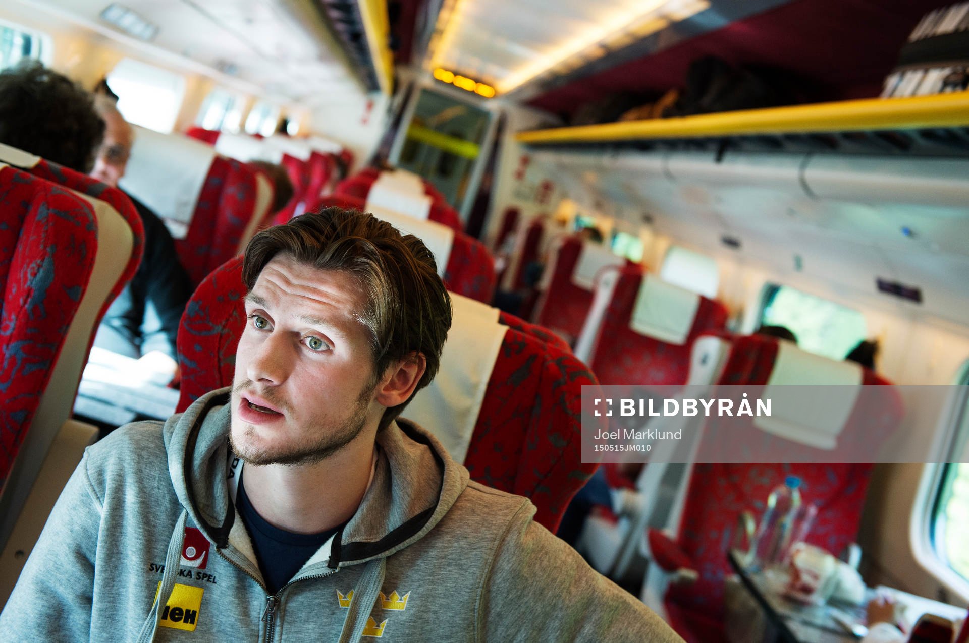 Oliver Ekman Larsson sitter på ett tåg när Sveriges