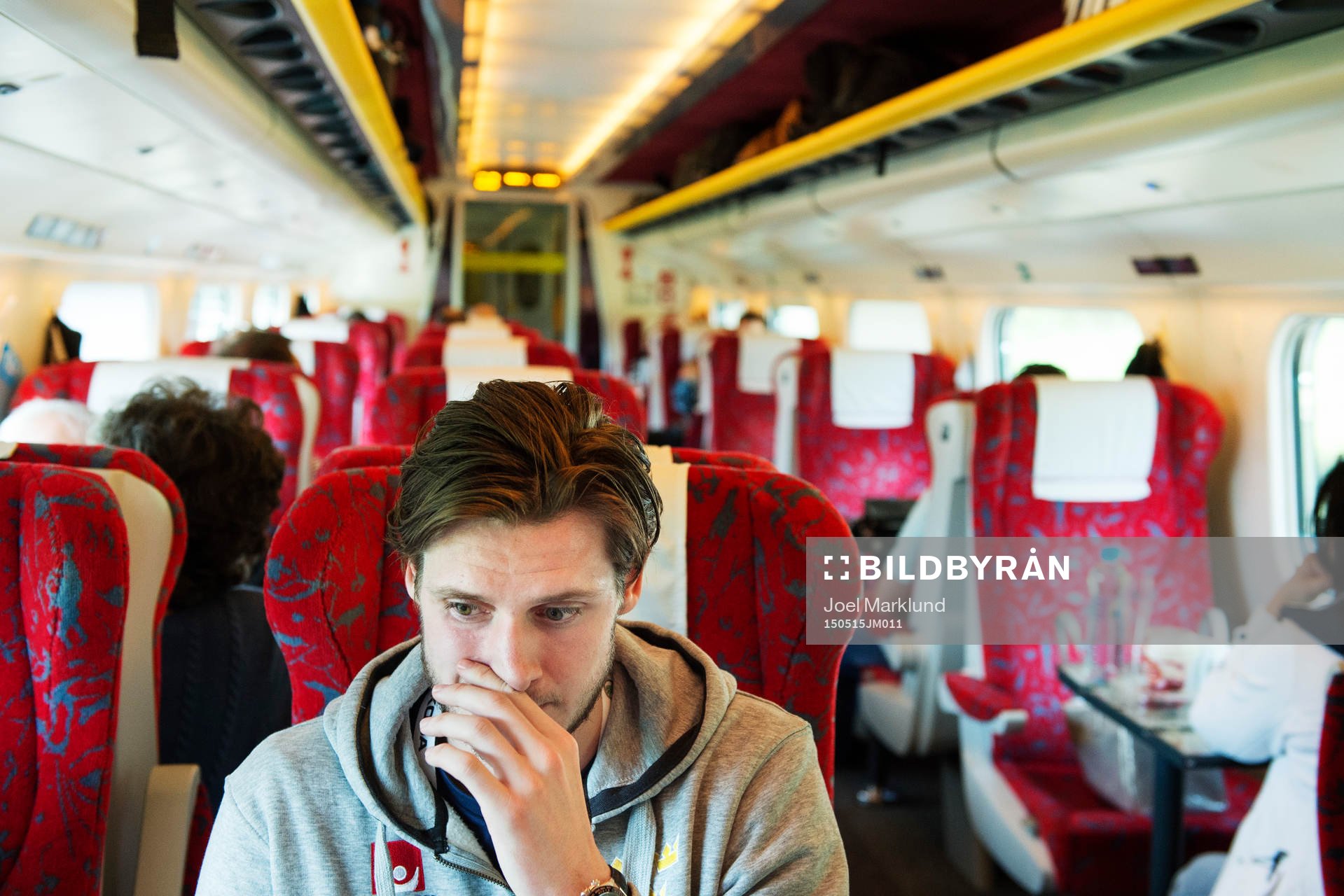 Oliver Ekman Larsson sitter på ett tåg när Sveriges