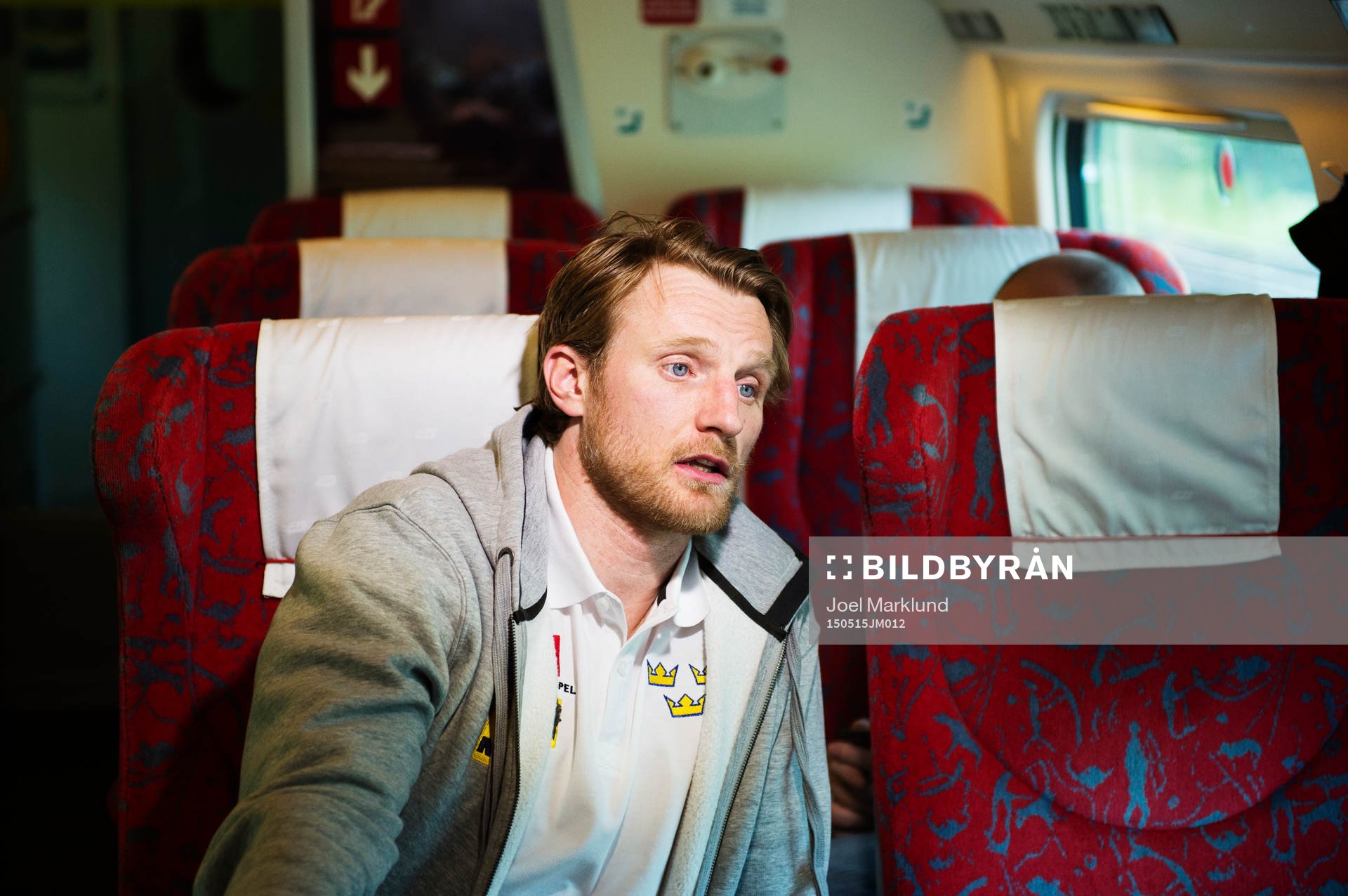 Staffan Kronwall sitter på ett tåg när Sveriges