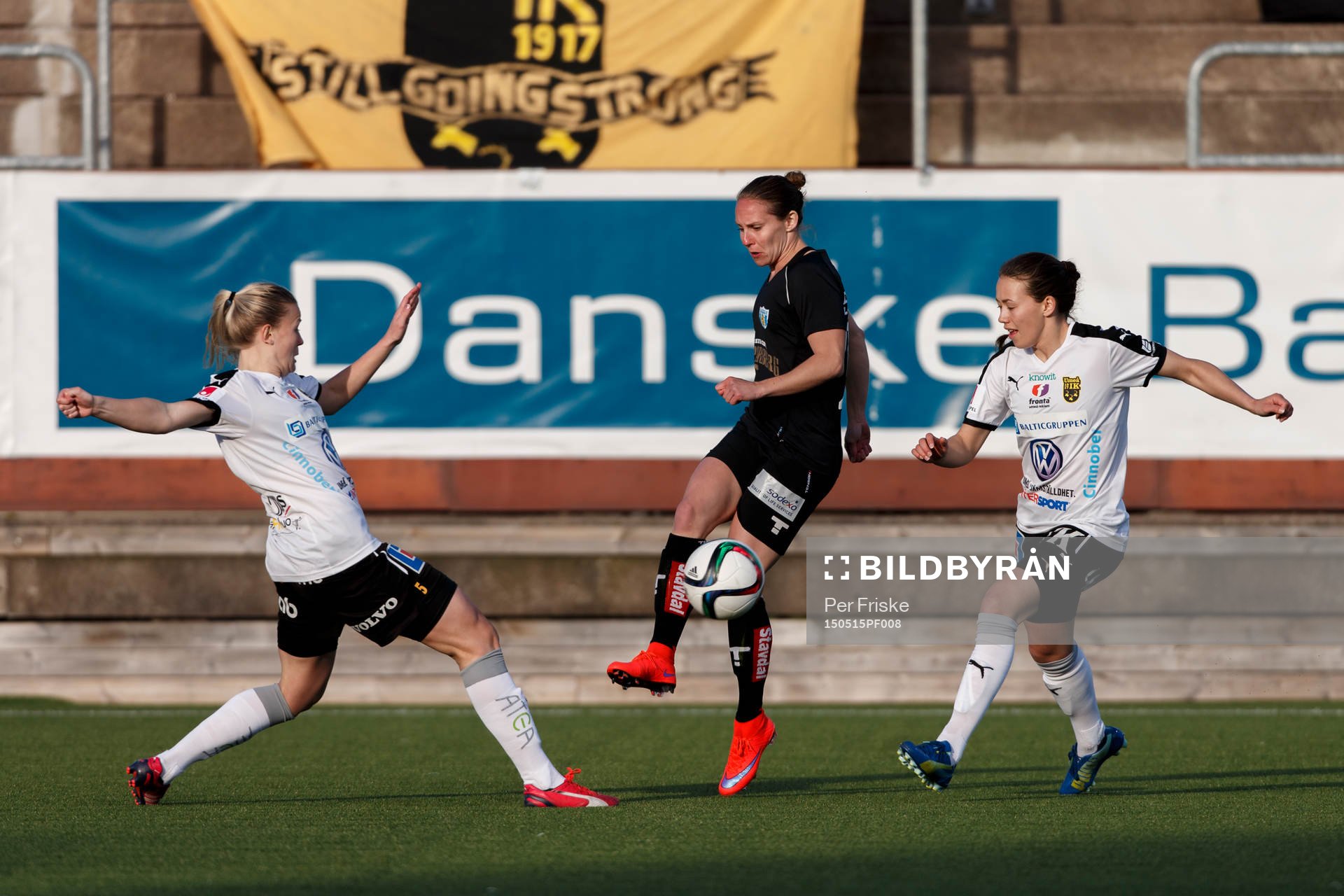 Göteborgs Manon Melis i kamp om bollen med Umeås Hanna