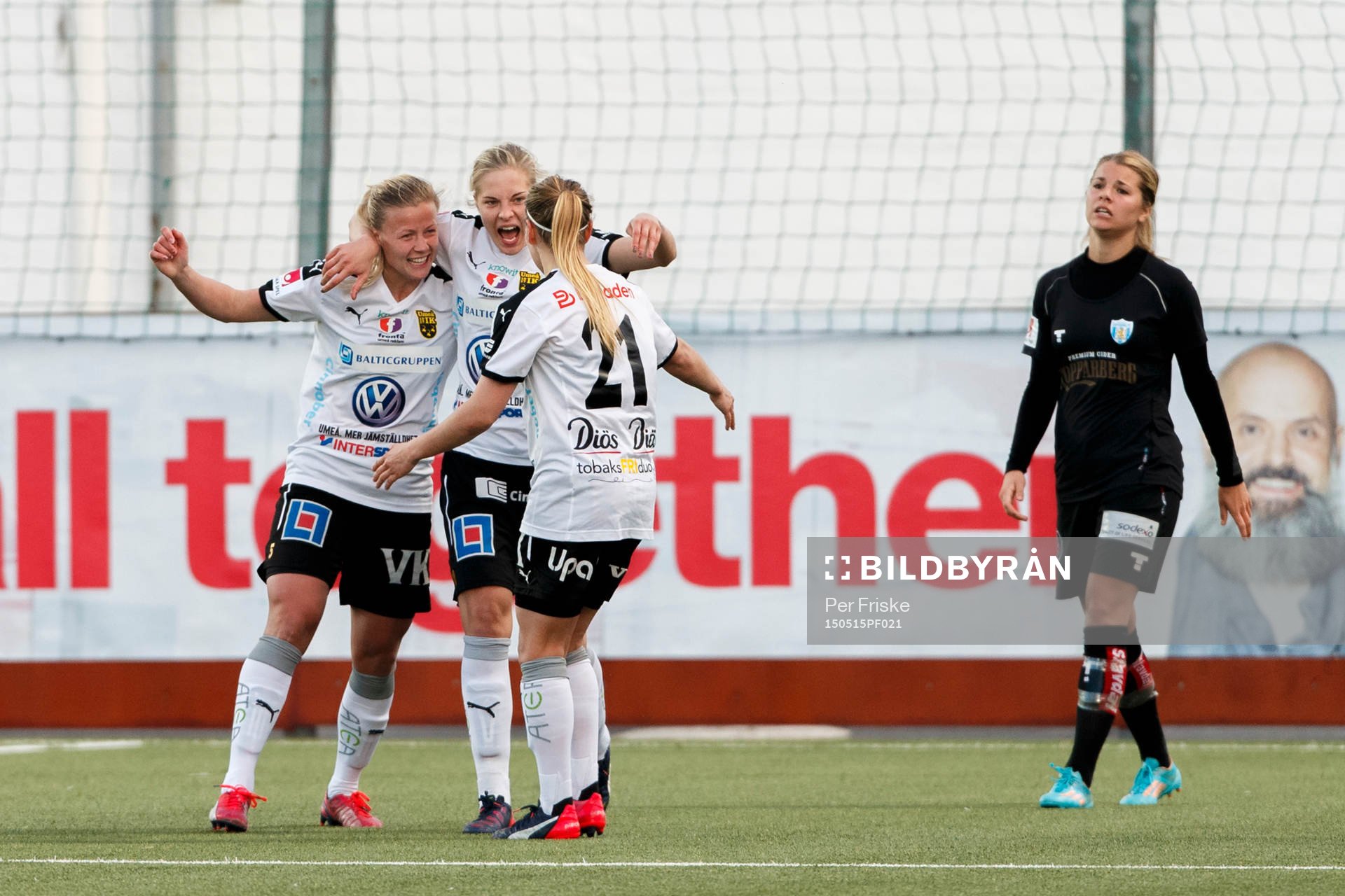 Umeås Hanna Glas, Lina Hurtig och Umeås Emmi Alanen jublar