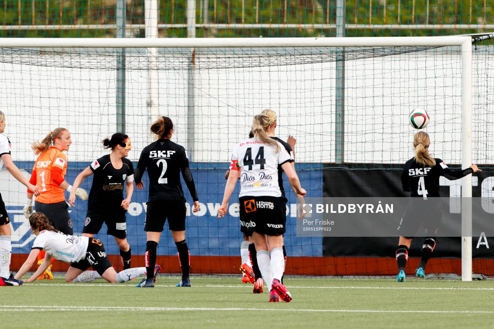 Umeå kvitterar till 1-1 under fotbollsmatchen i Damallsvenskan mellan Kopparbergs/Göteborg och Umeå den 15 maj 2015 i Göteborg .