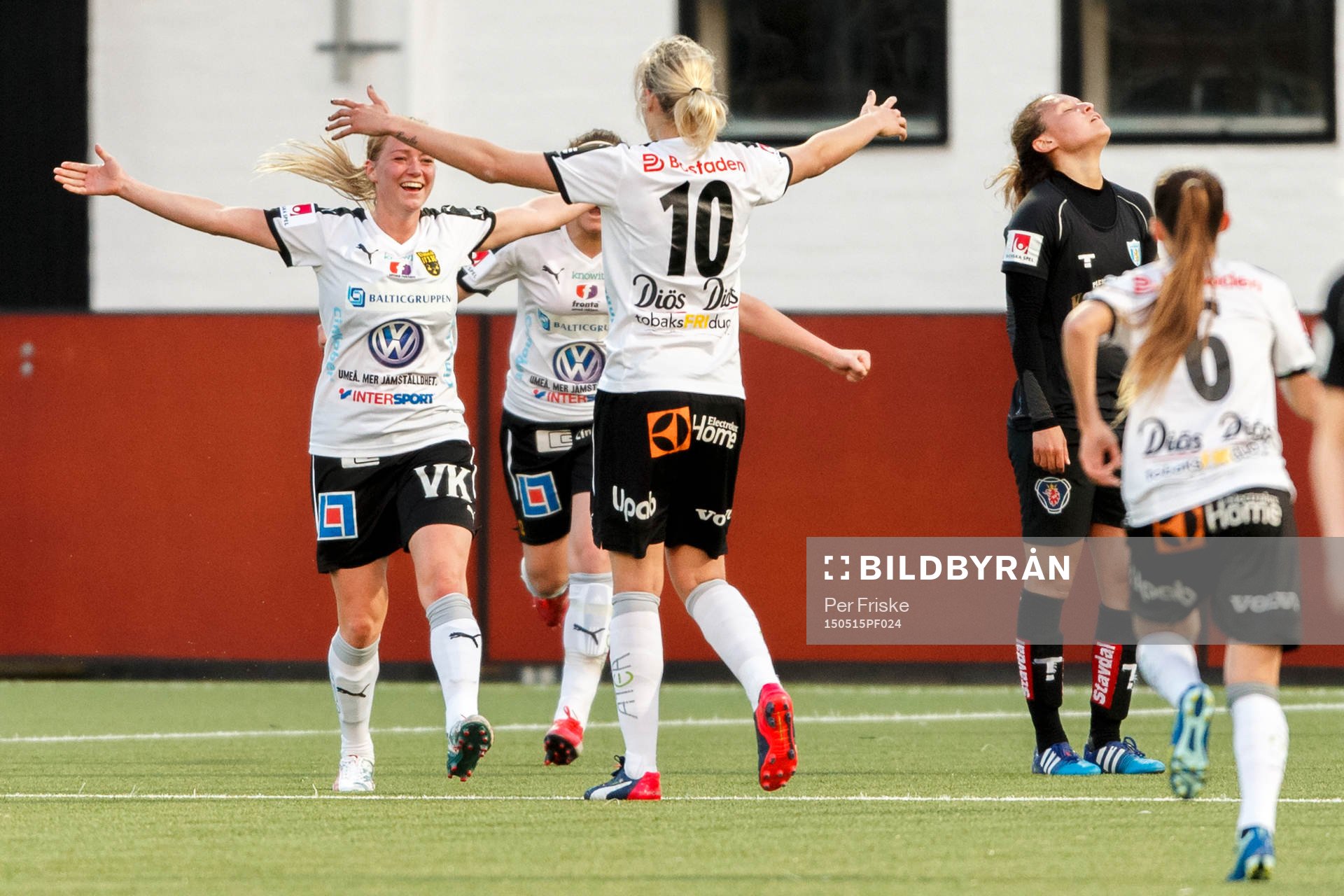Umeås Jenny Hjohlman (v) och Umeås Lina Hurtig jublar