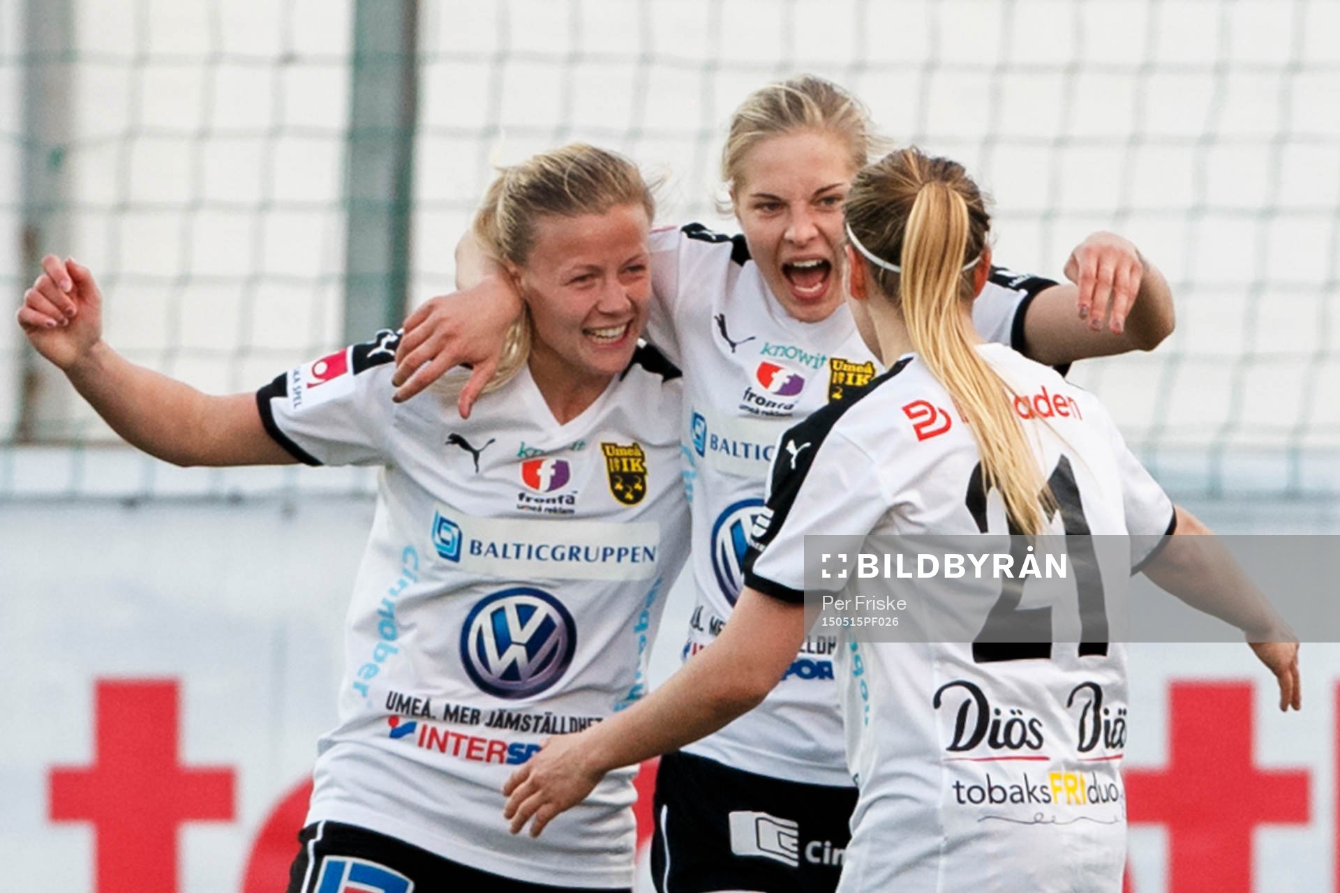 Umeås Hanna Glas, Lina Hurtig och Umeås Emmi Alanen jublar