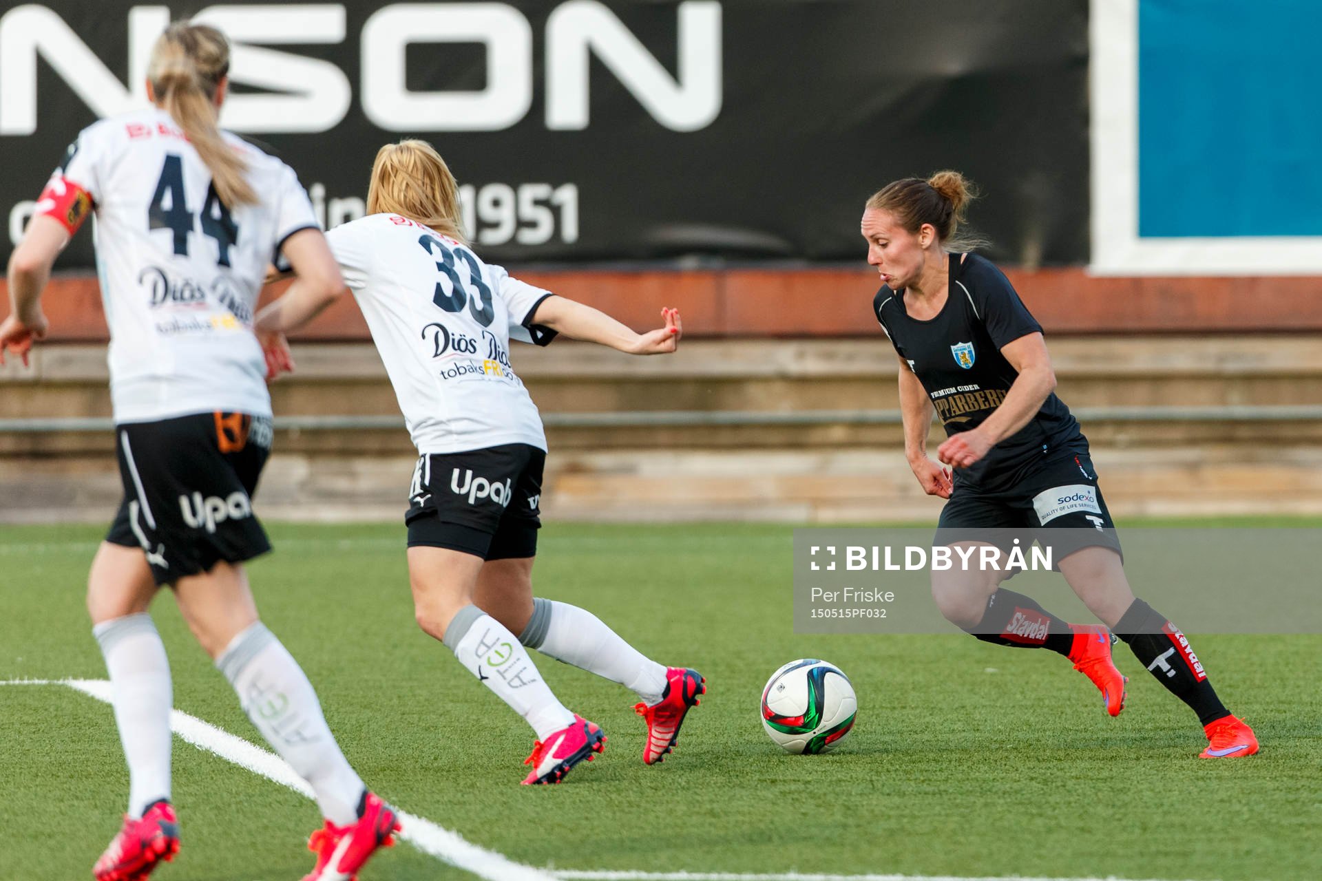 Göteborgs Manon Melis med bollen under fotbollsmatchen i Damallsvenskan mellan Kopparbergs/Göteborg och Umeå den 15 maj 2015 i Göteborg .