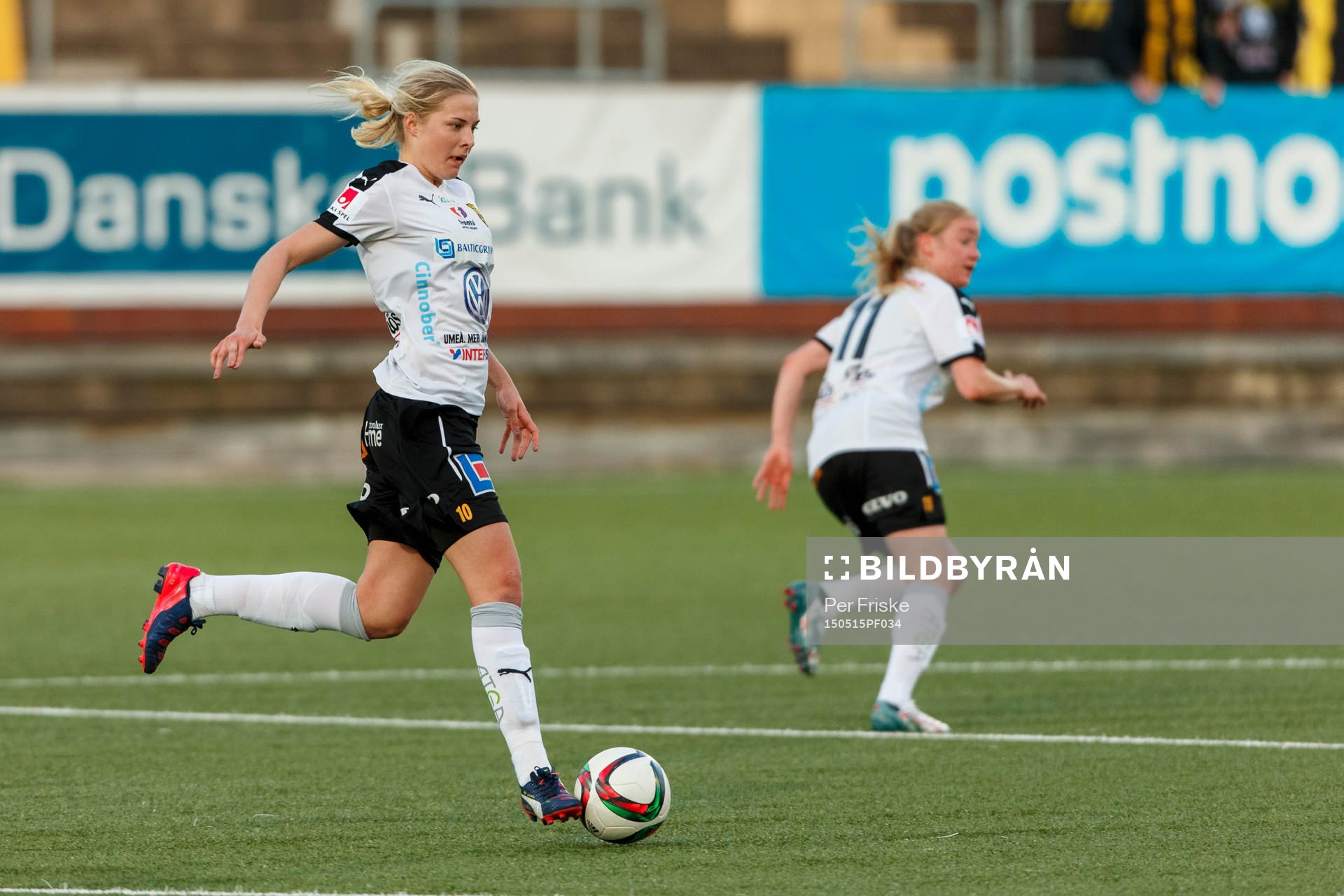 Umeås Lina Hurtig med bollen