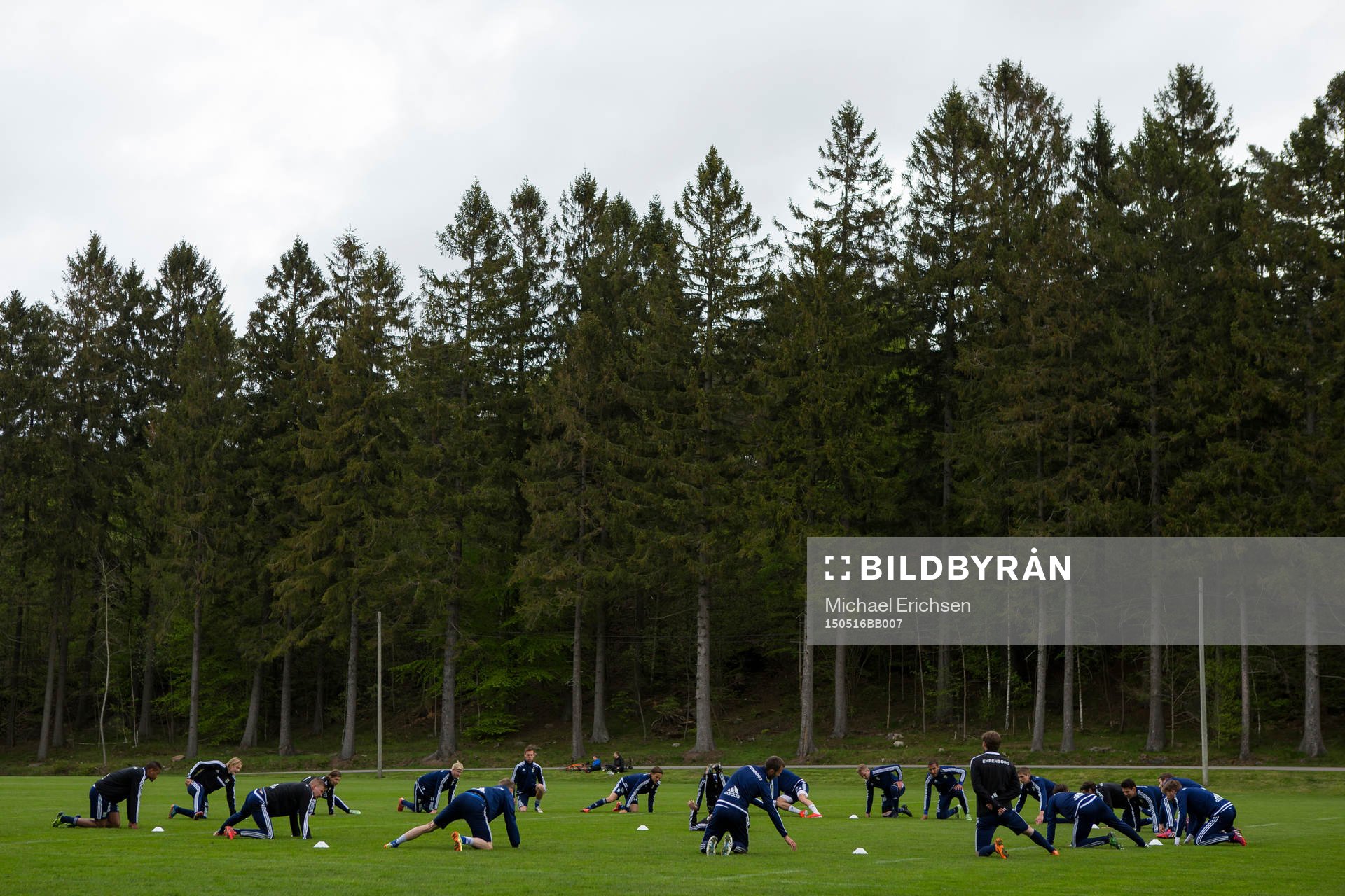 IFK Göteborg värmer upp och stretchar under en fotbollsträning med IFK Göteborg den 16 maj 2015 i Göteborg.