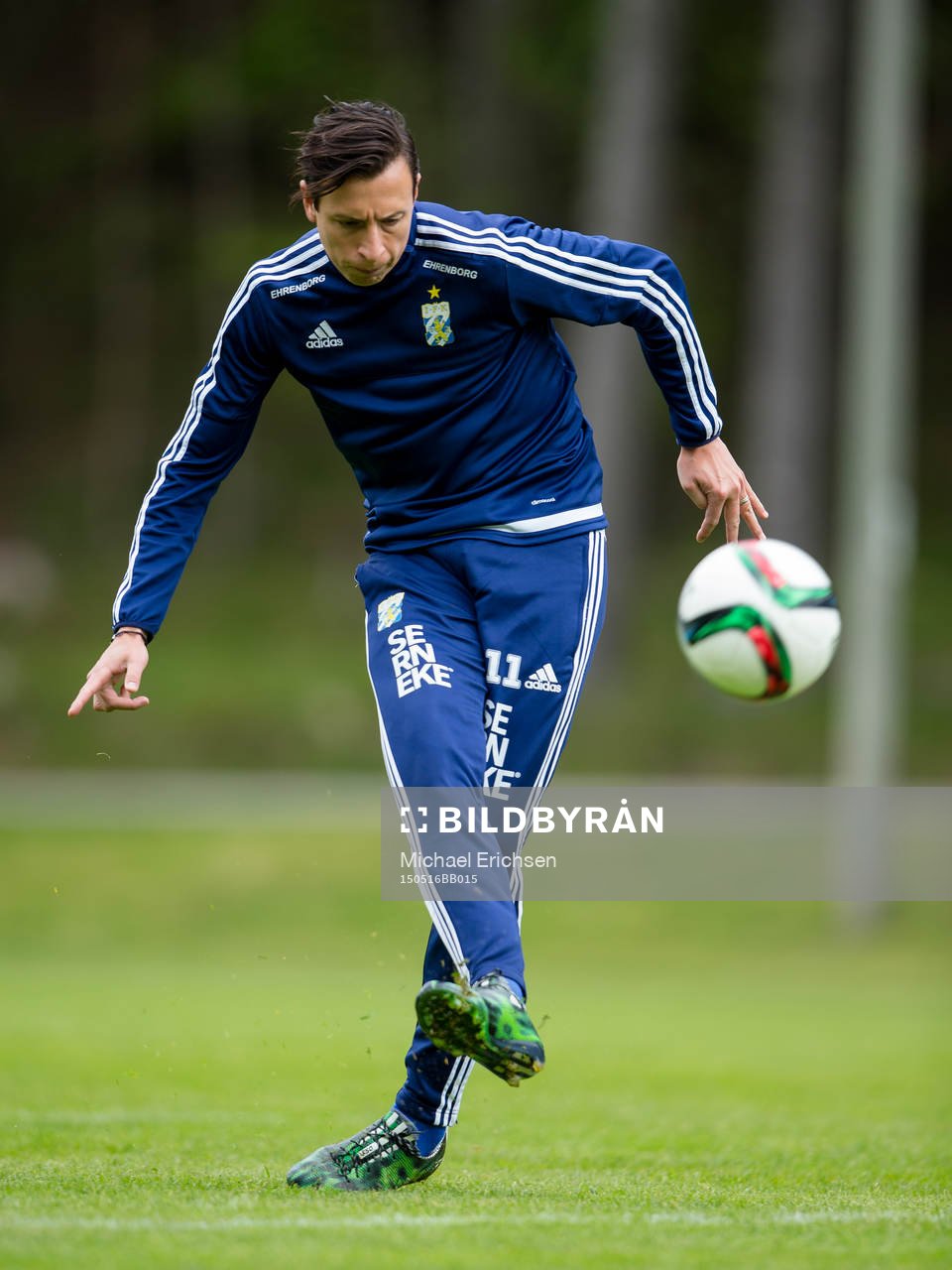 IFK Göteborgs Martin Smedberg-Dalence skjuter ett skott under en fotbollsträning med IFK Göteborg den 16 maj 2015 i Göteborg.