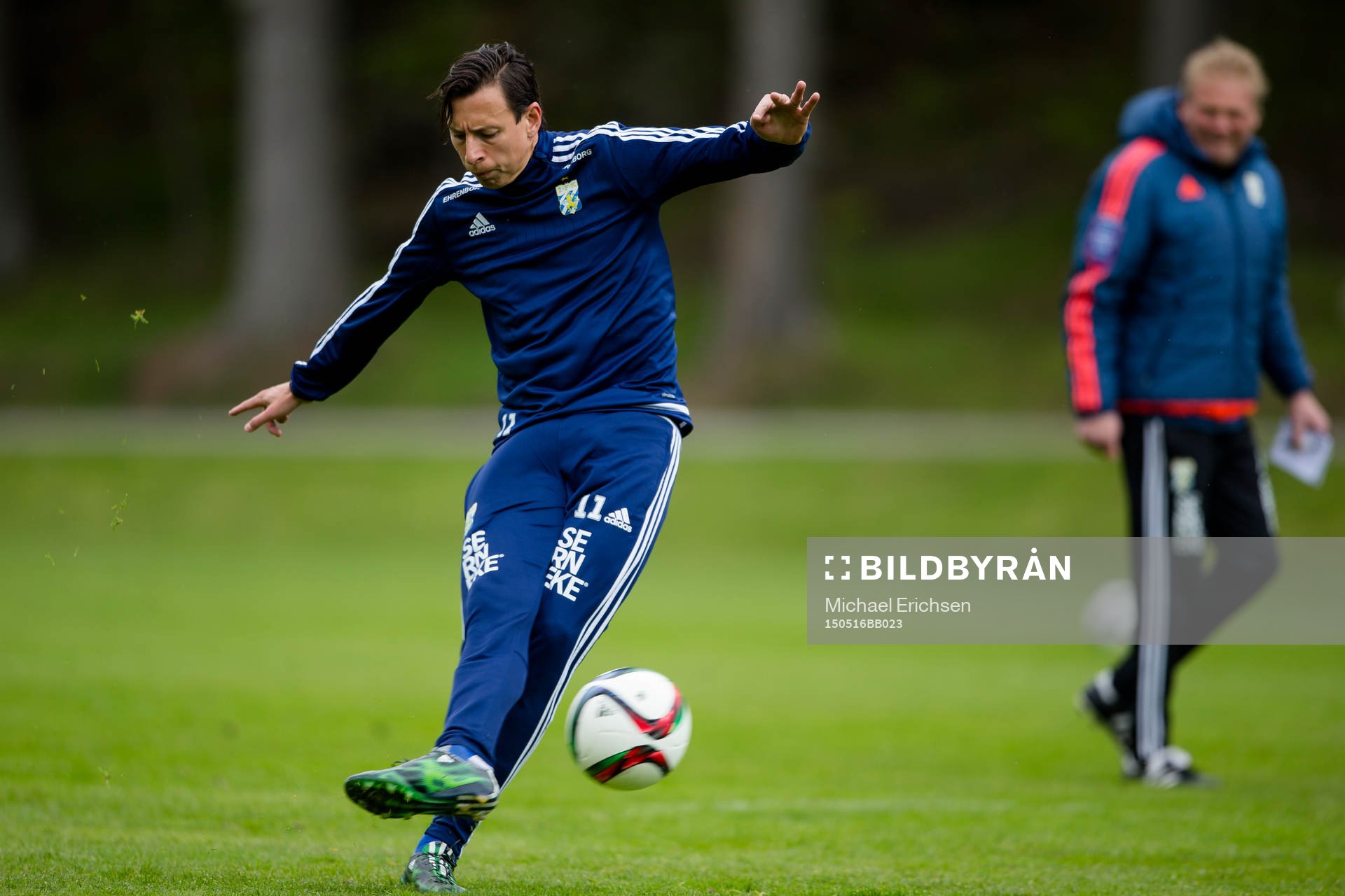 IFK Göteborgs Martin Smedberg-Dalence skjuter ett skott under en fotbollsträning med IFK Göteborg den 16 maj 2015 i Göteborg.