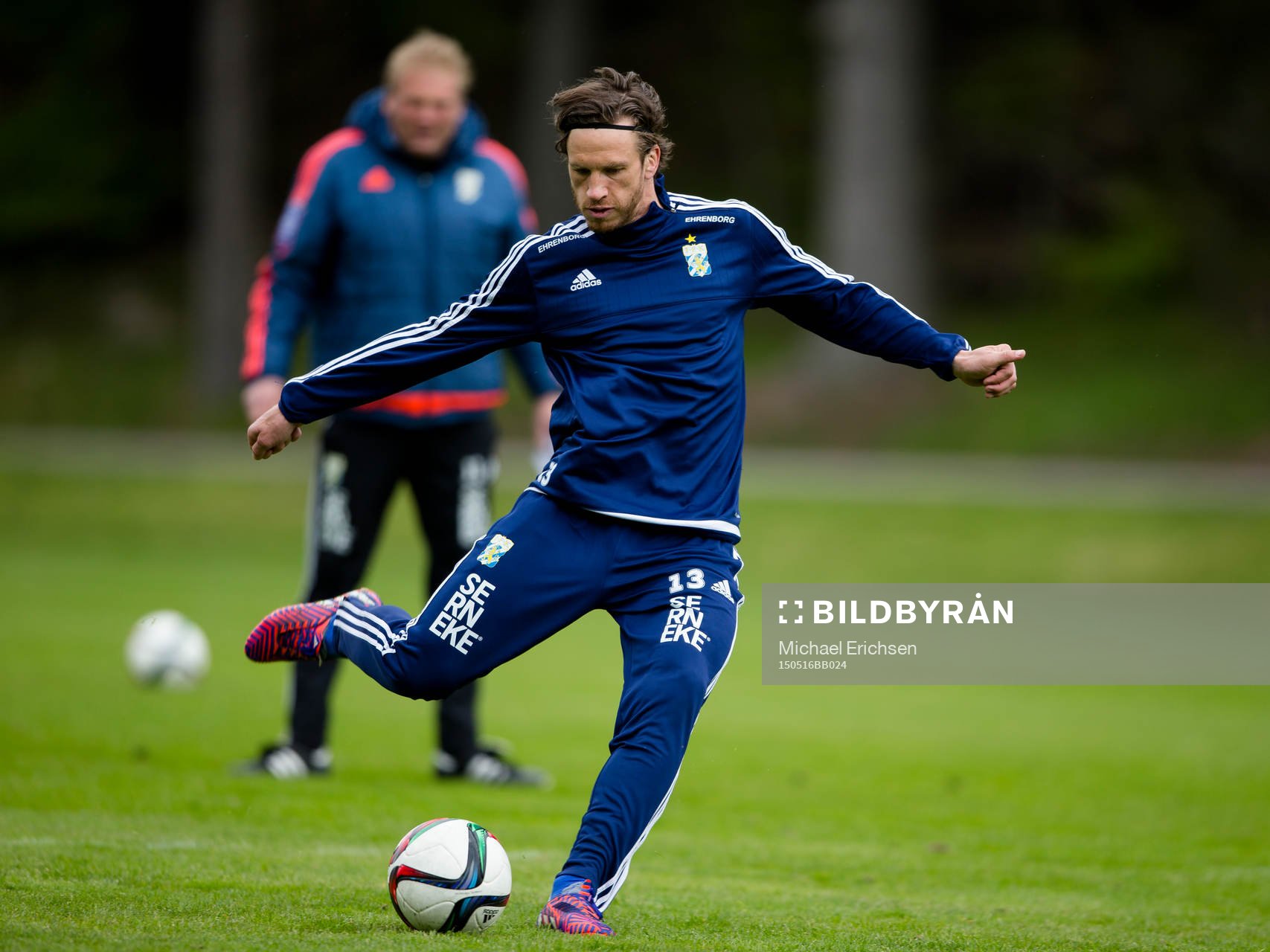 IFK Göteborgs Gustav Svensson skjuter ett skott