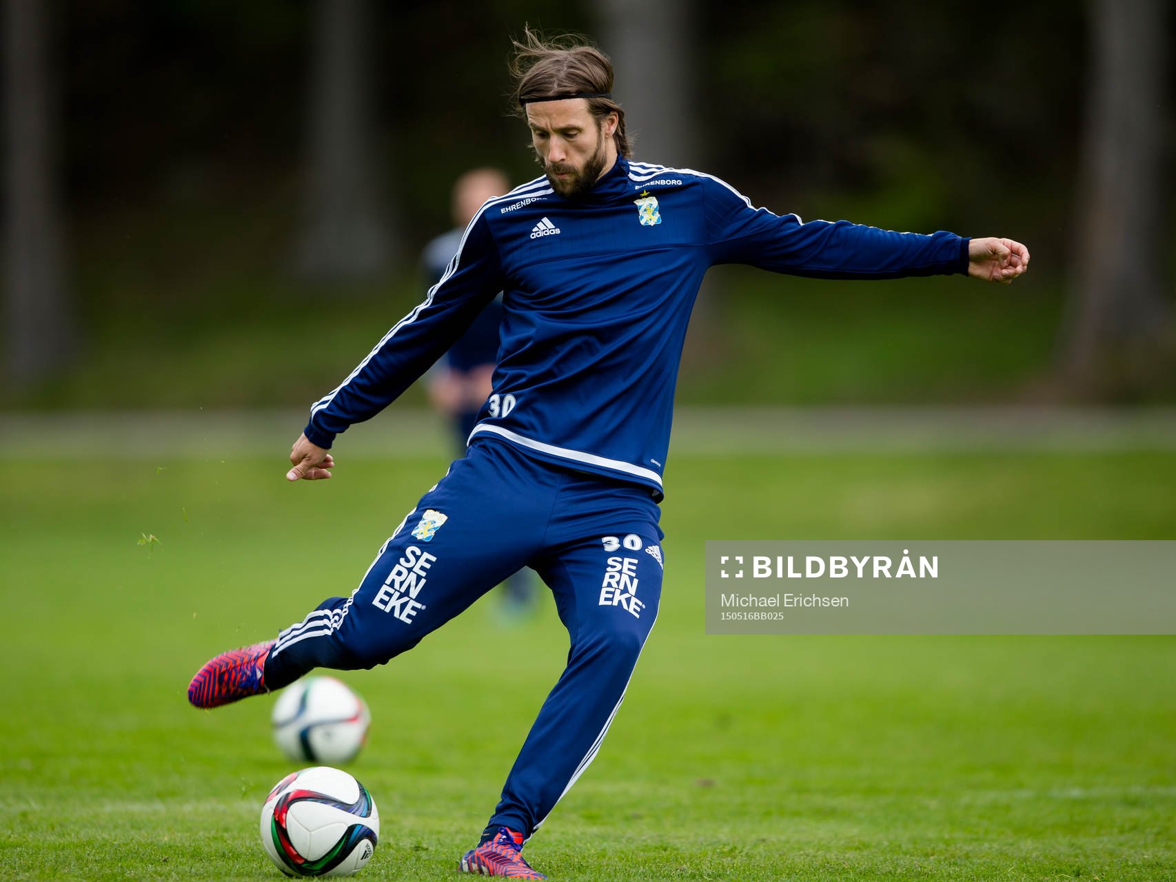 IFK Göteborgs Mattias Bjärsmyr skjuter ett skott