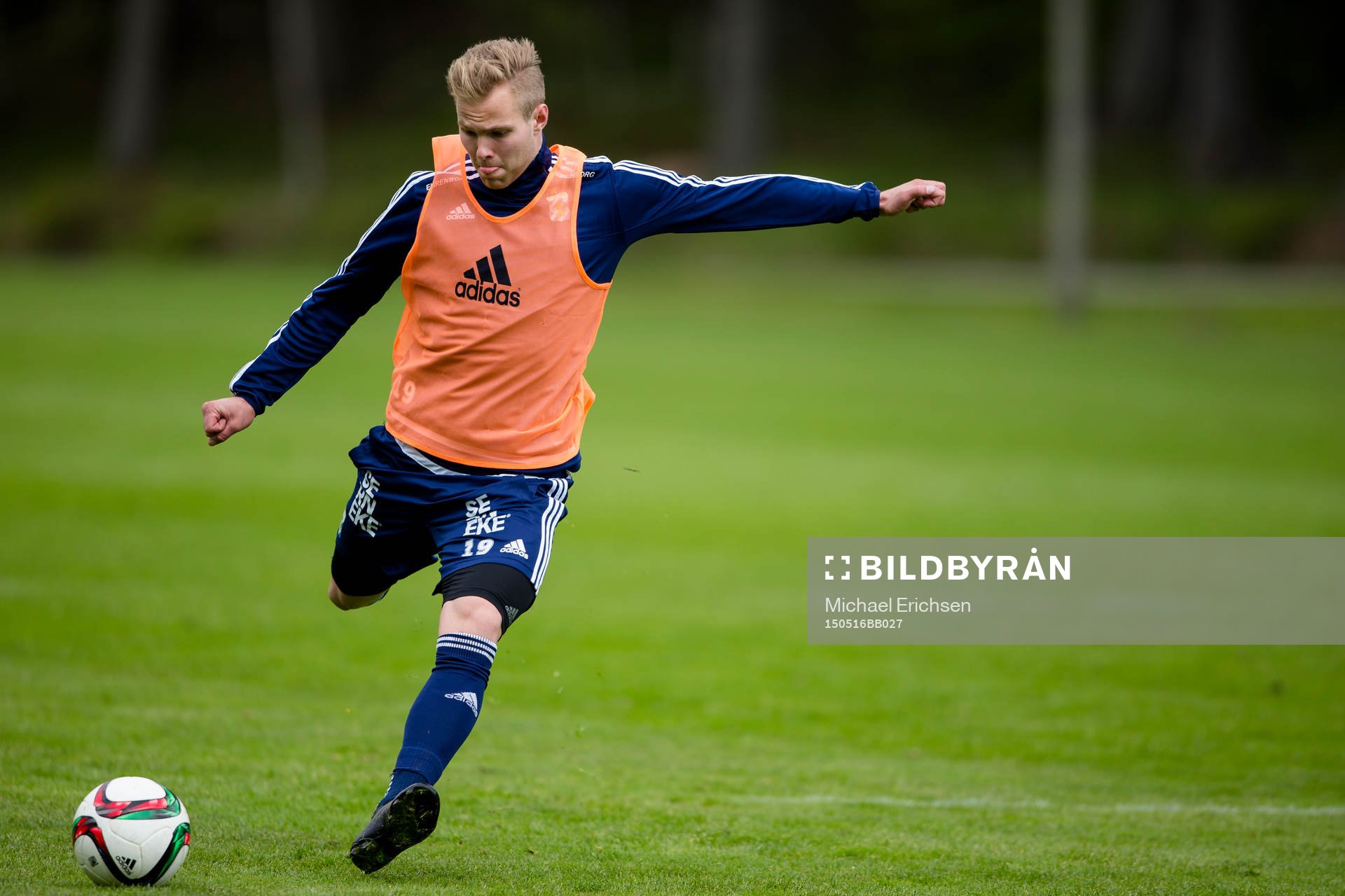 IFK Göteborgs Gustav Engvall skjuter ett skott under en fotbollsträning med IFK Göteborg den 16 maj 2015 i Göteborg.