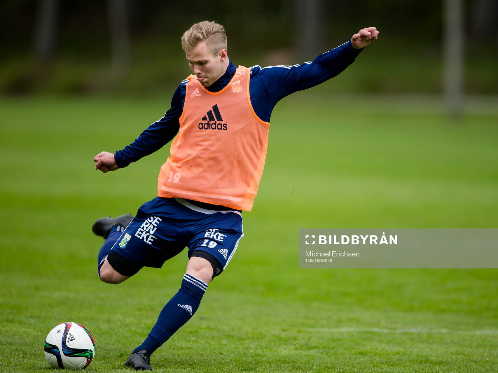 IFK Göteborgs Gustav Engvall skjuter ett skott under en fotbollsträning med IFK Göteborg den 16 maj 2015 i Göteborg.