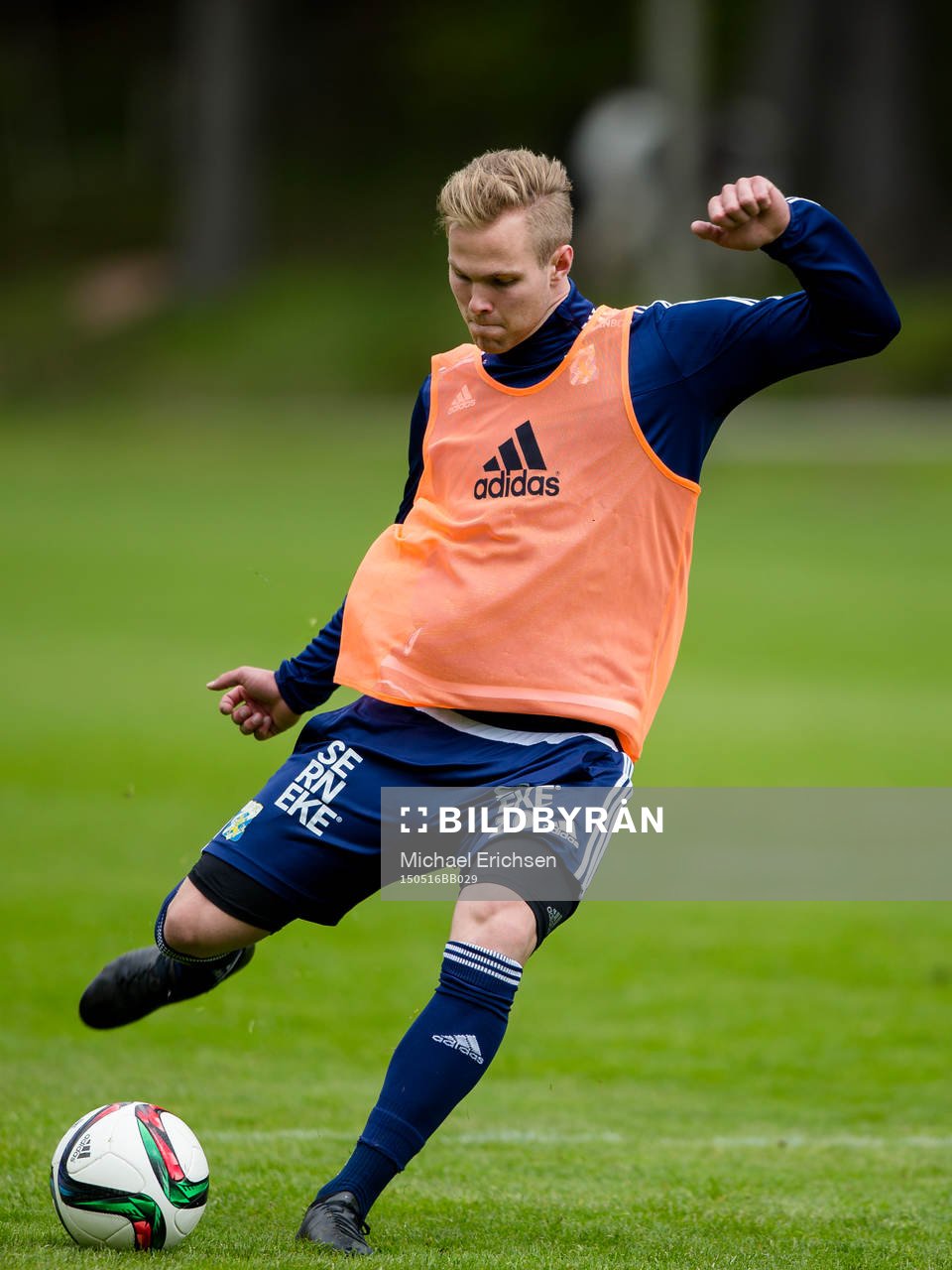 IFK Göteborgs Gustav Engvall skjuter ett skott under en fotbollsträning med IFK Göteborg den 16 maj 2015 i Göteborg.