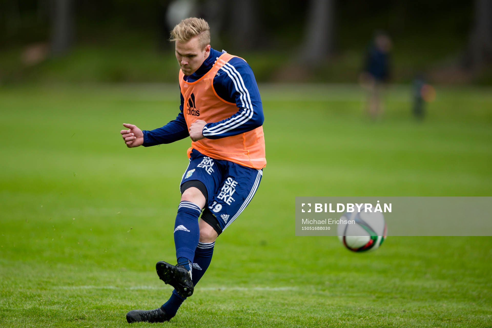 IFK Göteborgs Gustav Engvall skjuter ett skott under en fotbollsträning med IFK Göteborg den 16 maj 2015 i Göteborg.