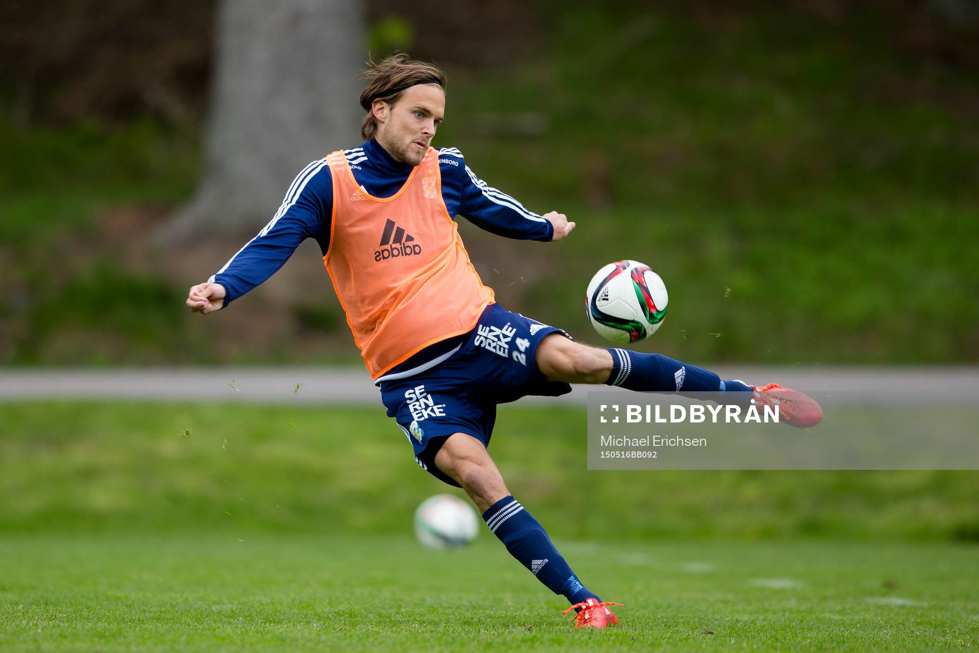 IFK Göteborgs Tom Pettersson skjuter ett skott under en fotbollsträning med IFK Göteborg den 16 maj 2015 i Göteborg.