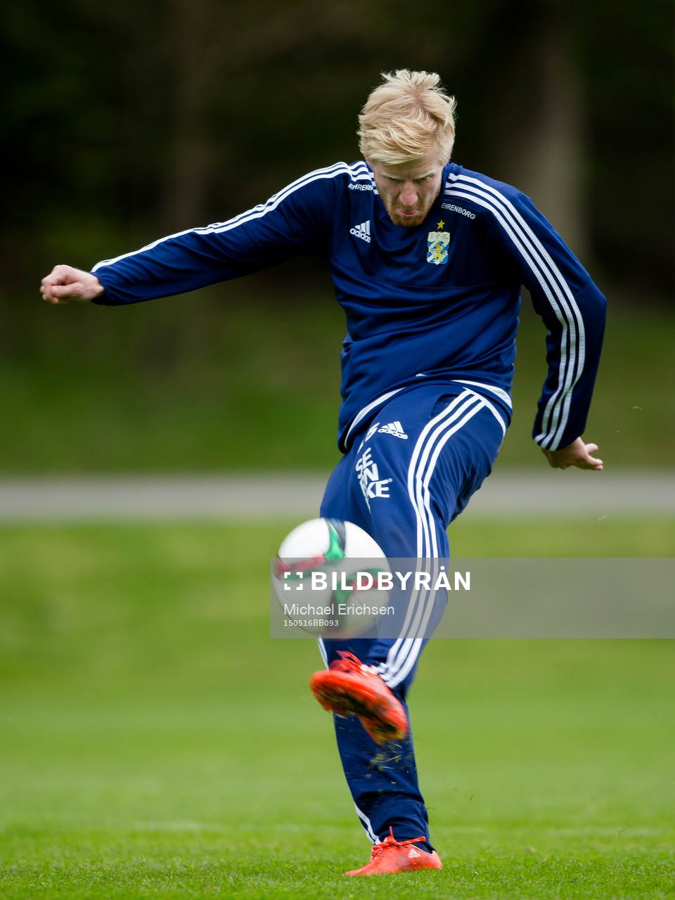 IFK Göteborgs Thomas Mikkelsen skjuter